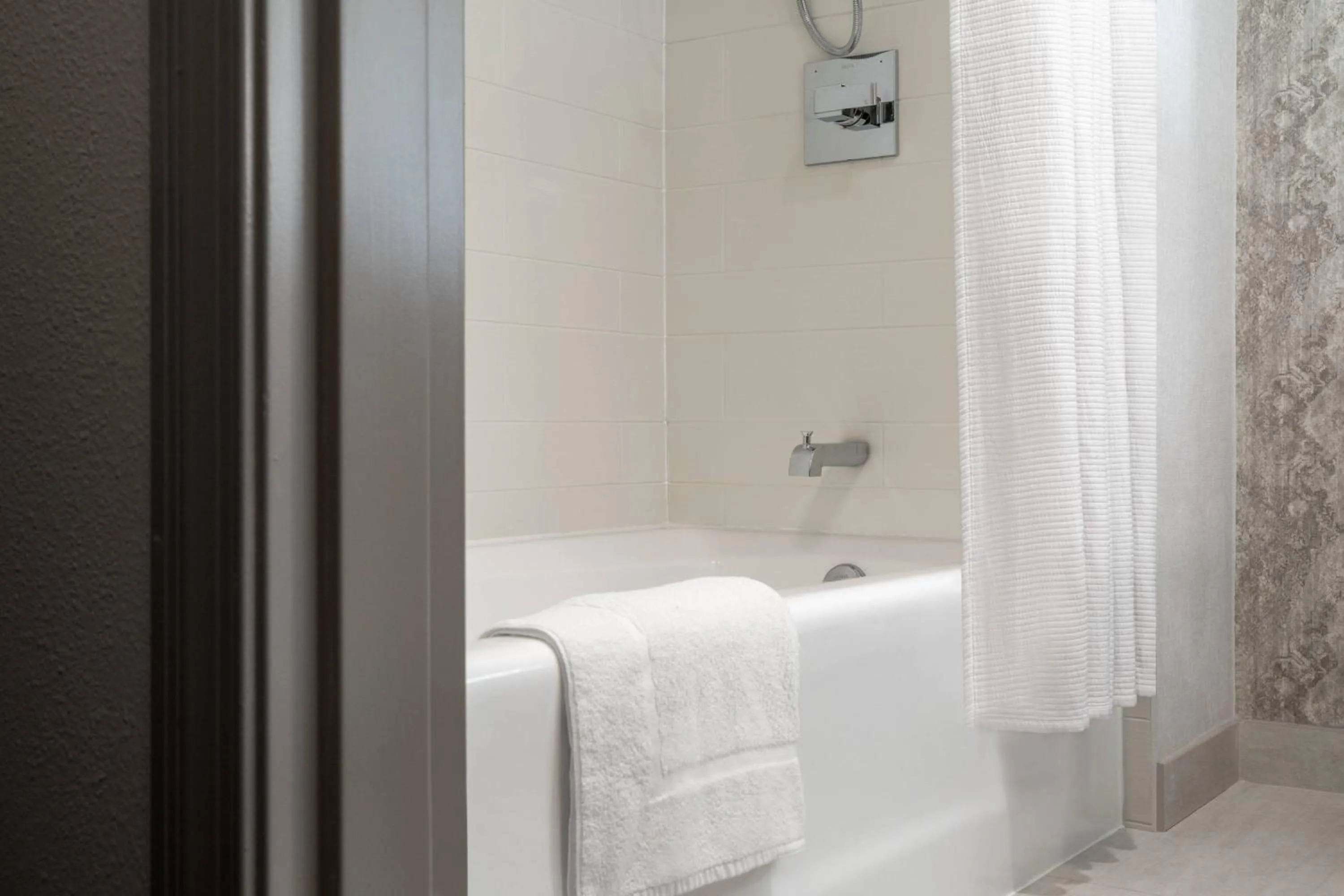 Bathroom, Bed in New Orleans Marriott Warehouse Arts District