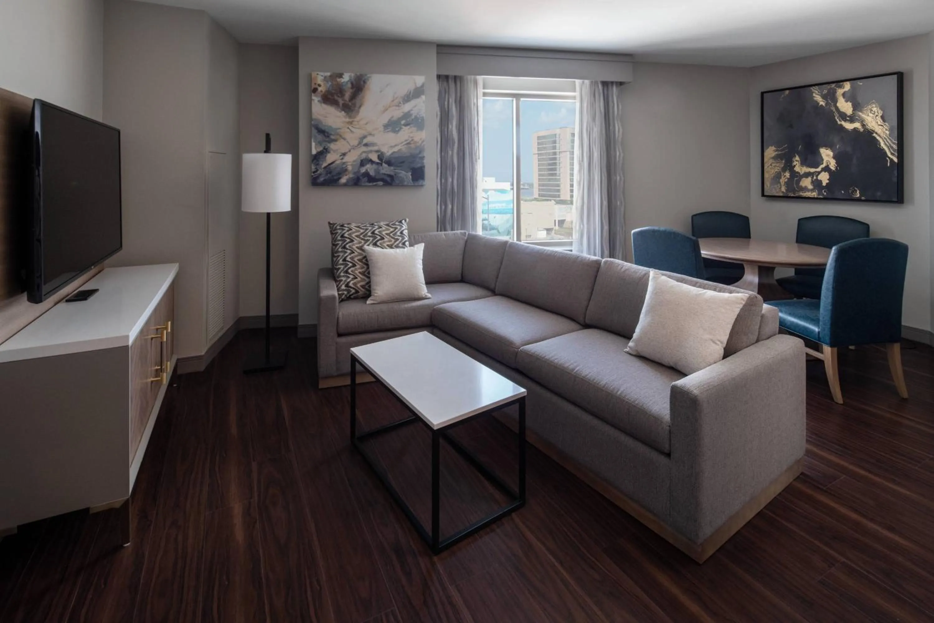 Living room in New Orleans Marriott Warehouse Arts District