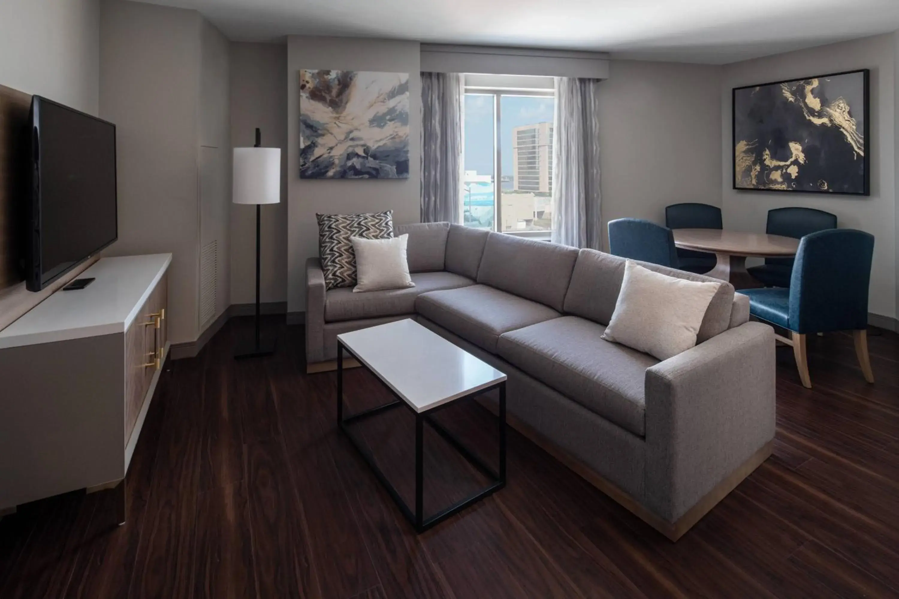 Junior Suite in New Orleans Marriott Warehouse Arts District Junior Suite in New Orleans Marriott Warehouse Arts District