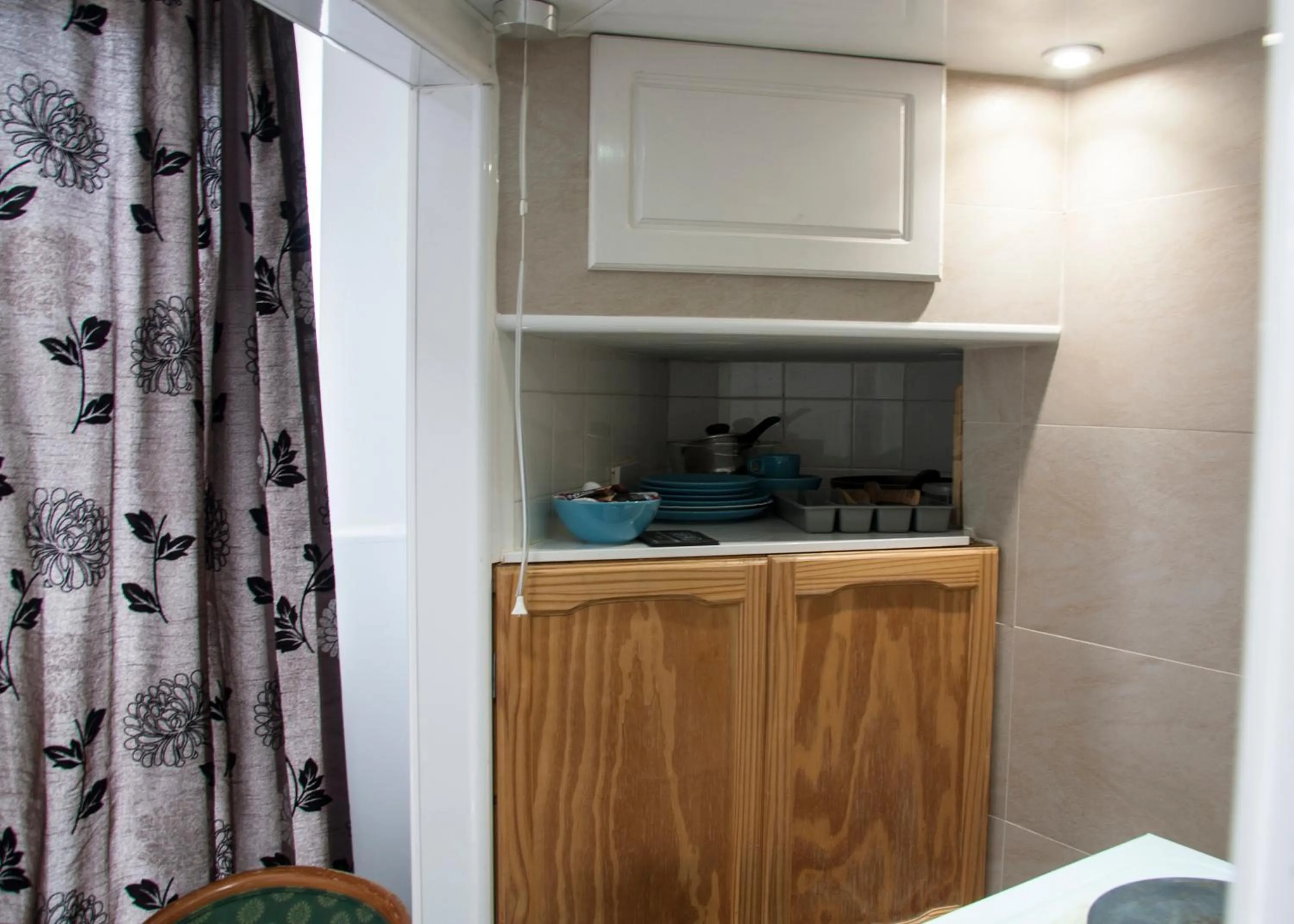 Kitchen or kitchenette in Caledonian Studio Flats