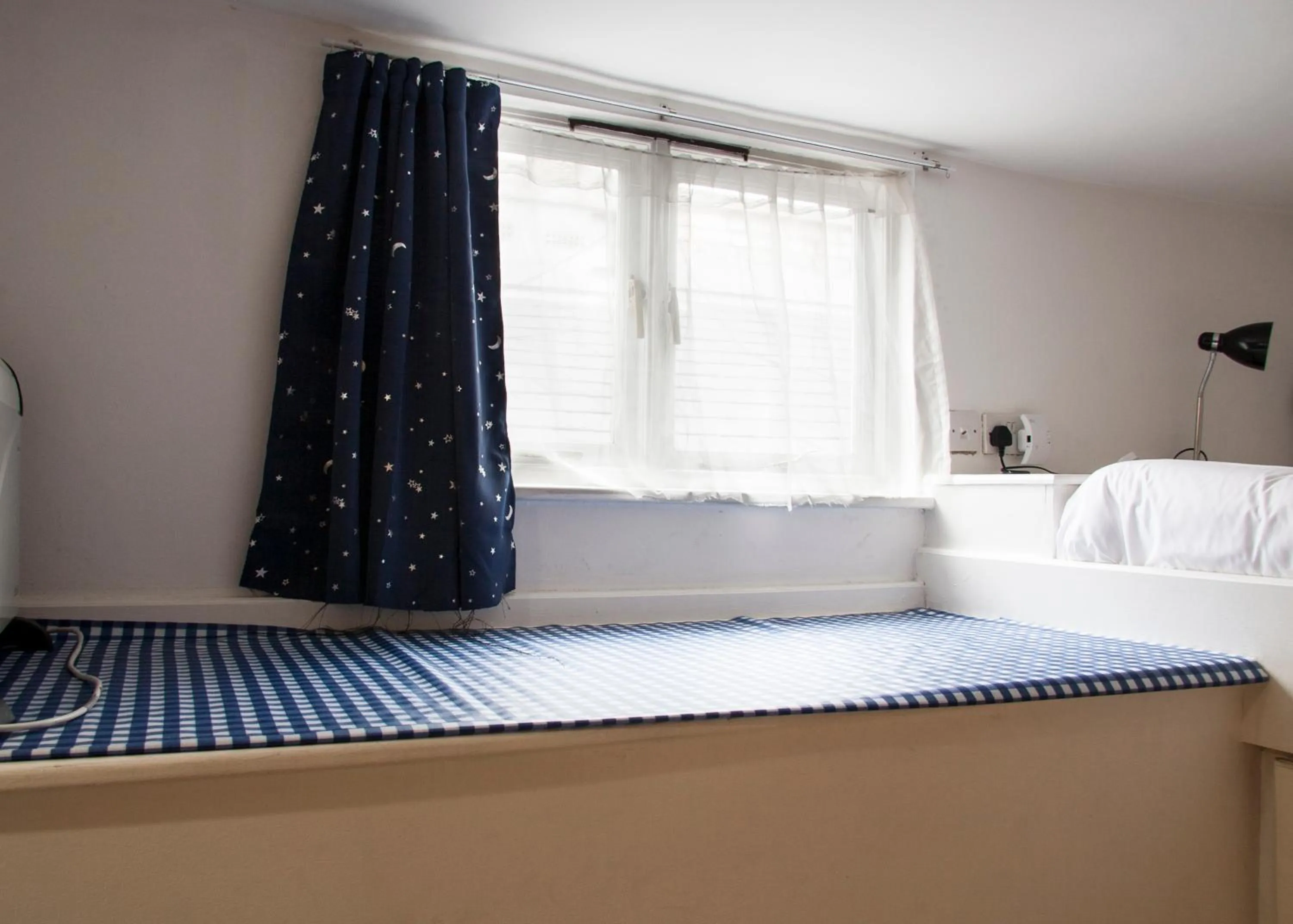 Bedroom, Bed in Caledonian Studio Flats
