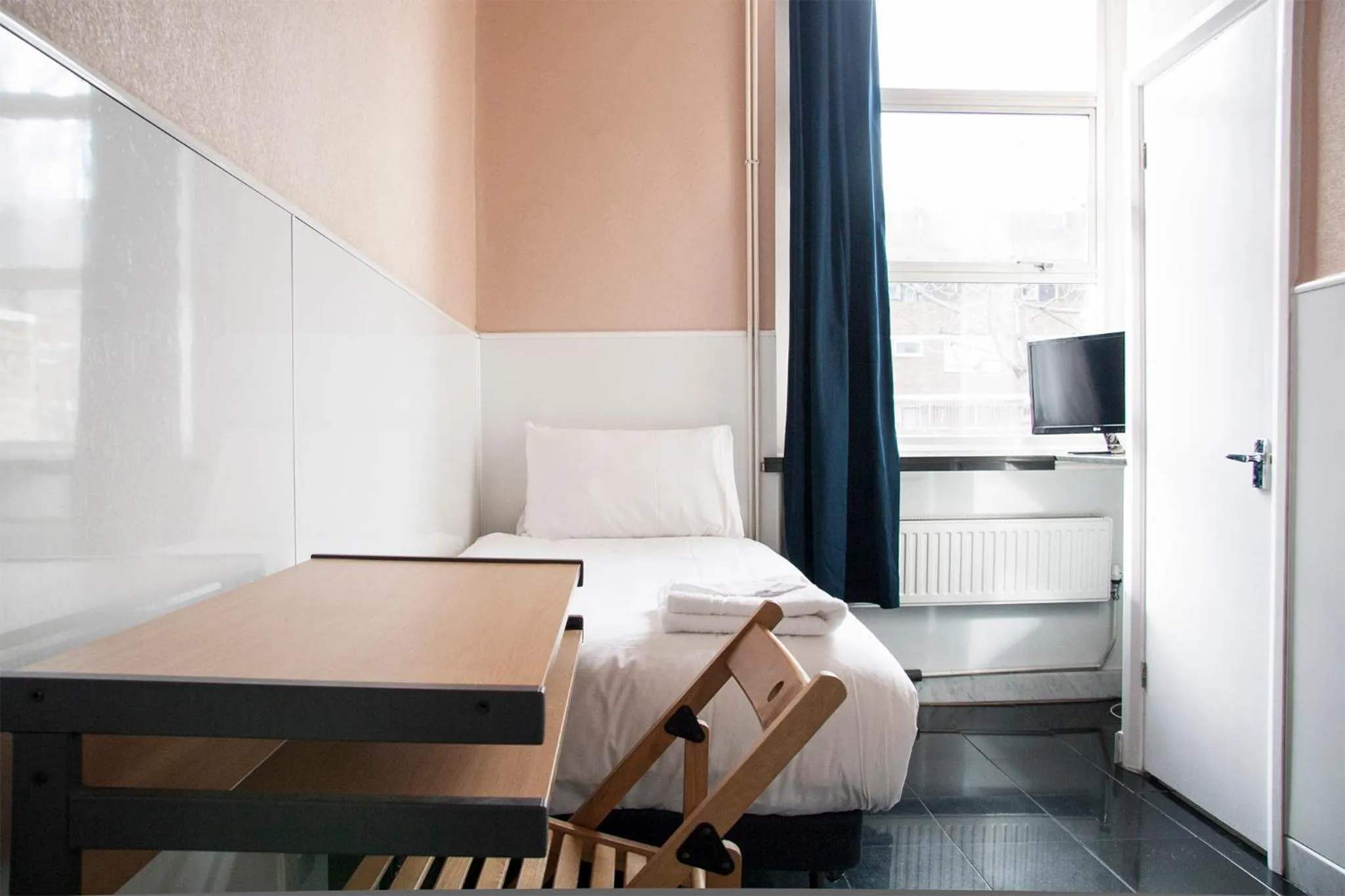 Bedroom, Bed in Caledonian Studio Flats