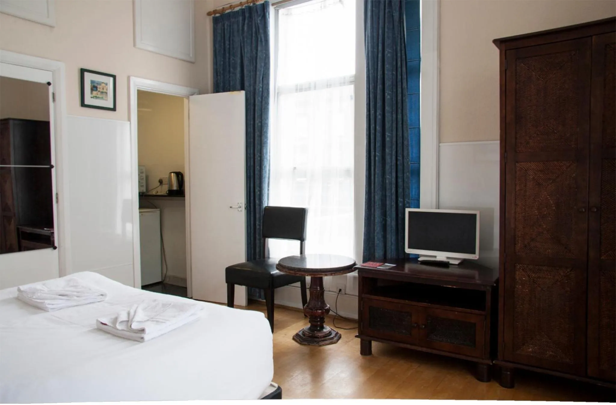 Living room, Bed in Caledonian Studio Flats