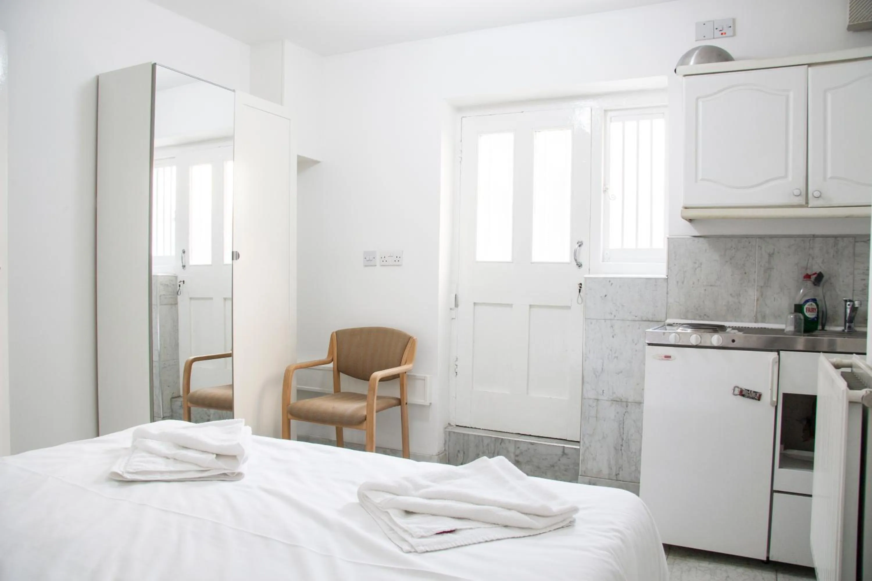 Photo of the whole room, Bed in Caledonian Studio Flats