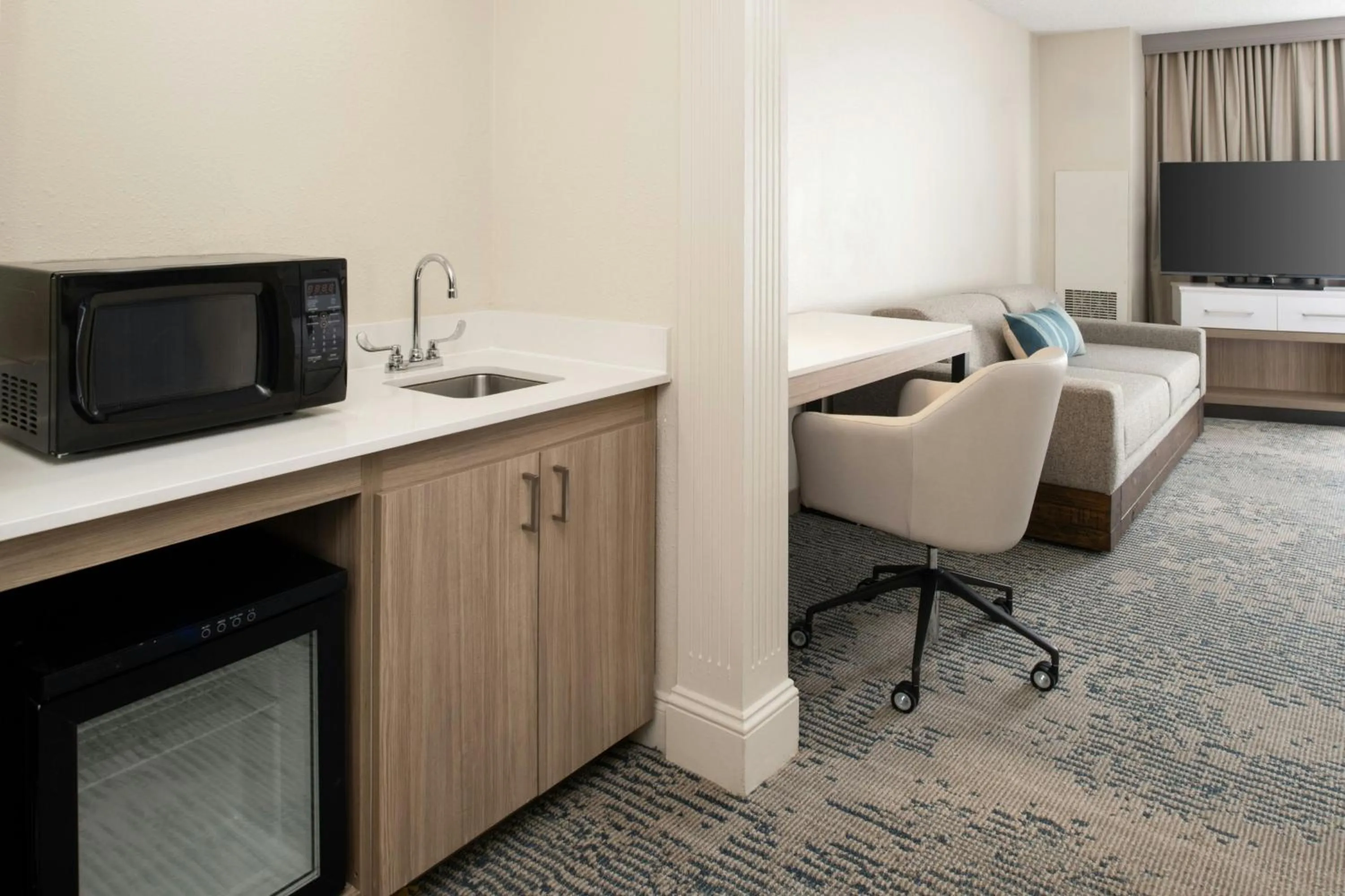 Photo of the whole room in SpringHill Suites by Marriott New Orleans Warehouse Arts District