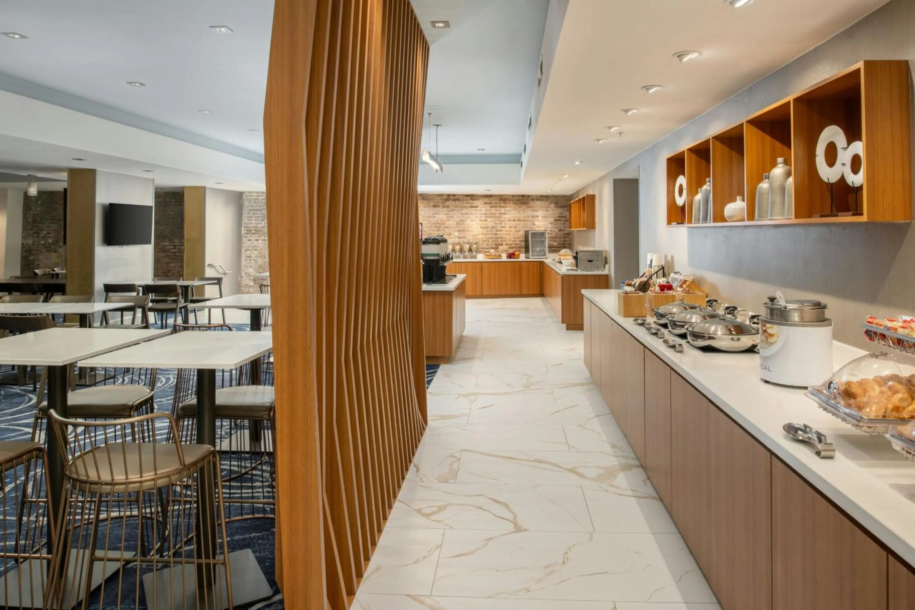 Breakfast in SpringHill Suites by Marriott New Orleans Warehouse Arts District