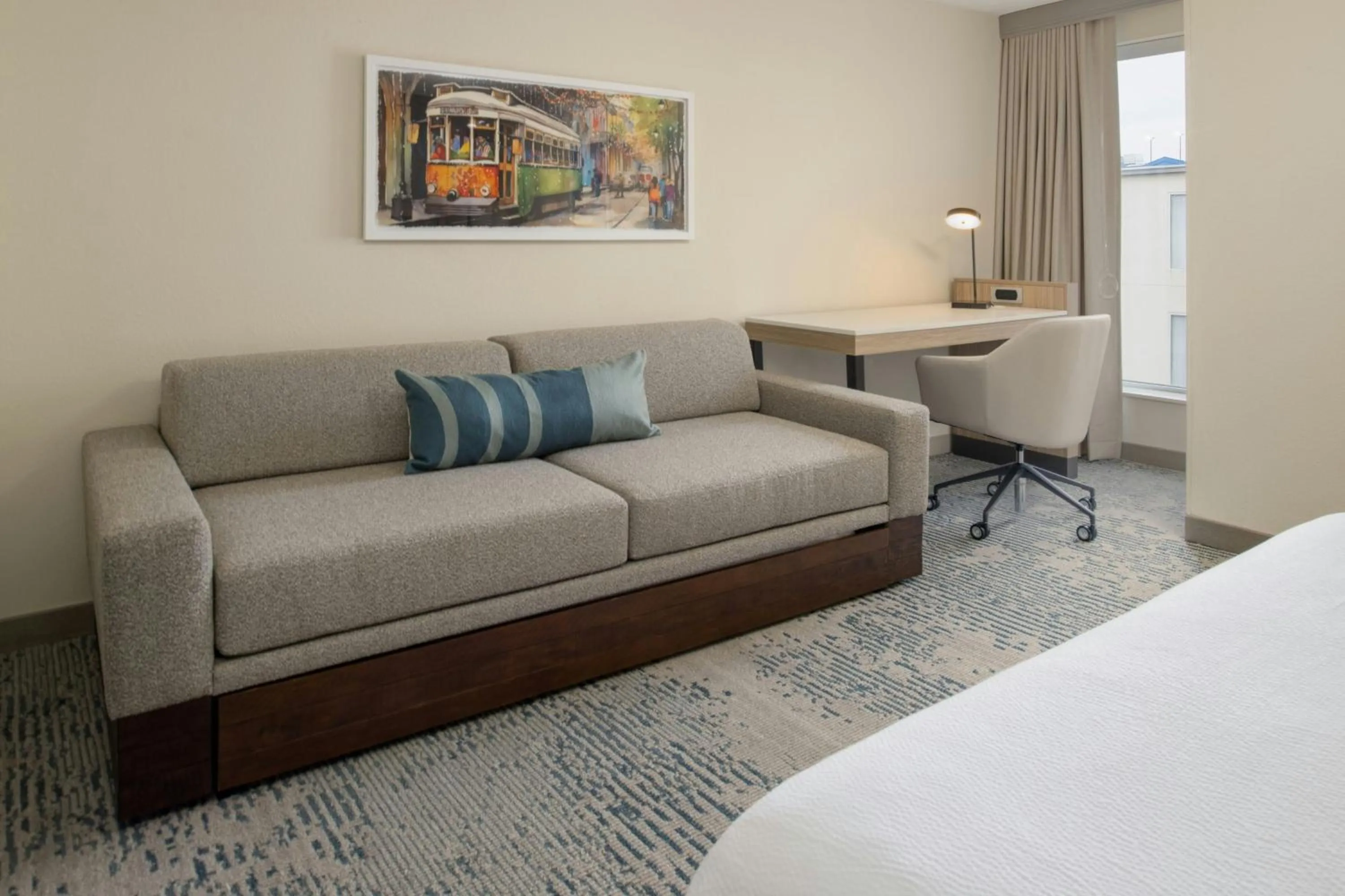 Living room, Bed in SpringHill Suites by Marriott New Orleans Warehouse Arts District