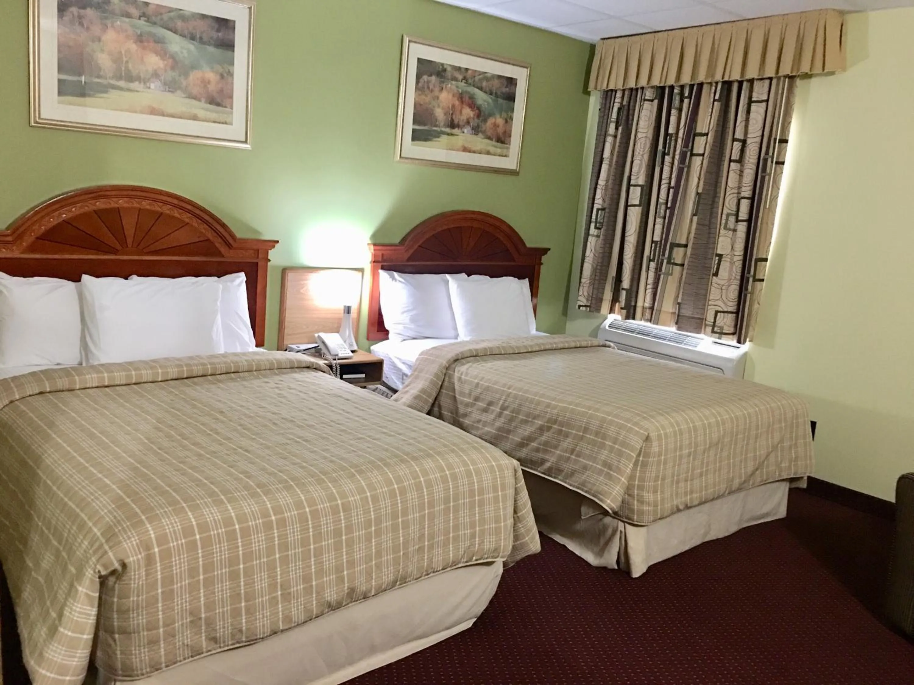 Bed in Valley Inn Motel