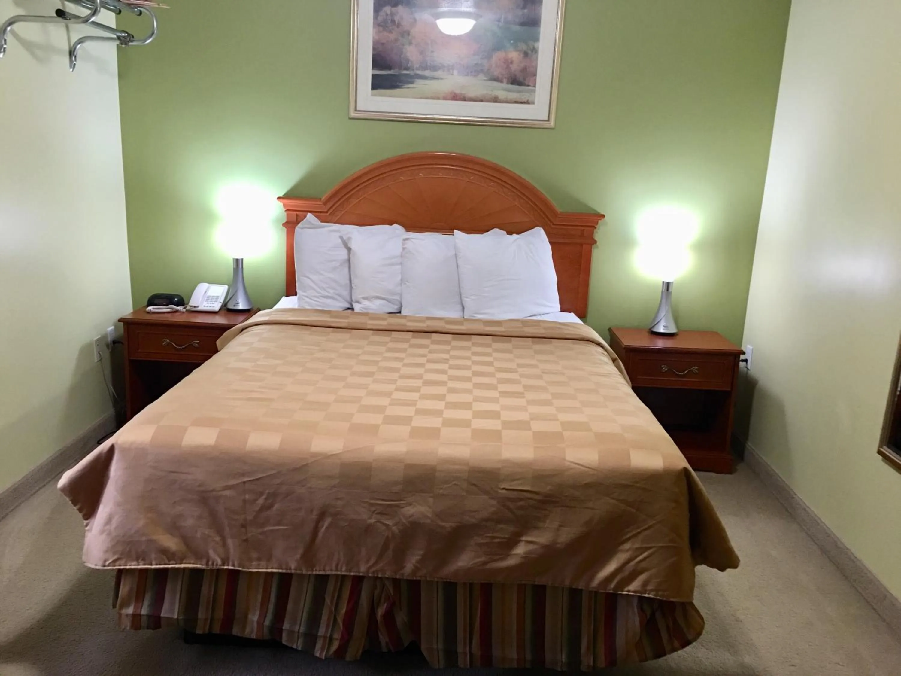 Bed in Valley Inn Motel