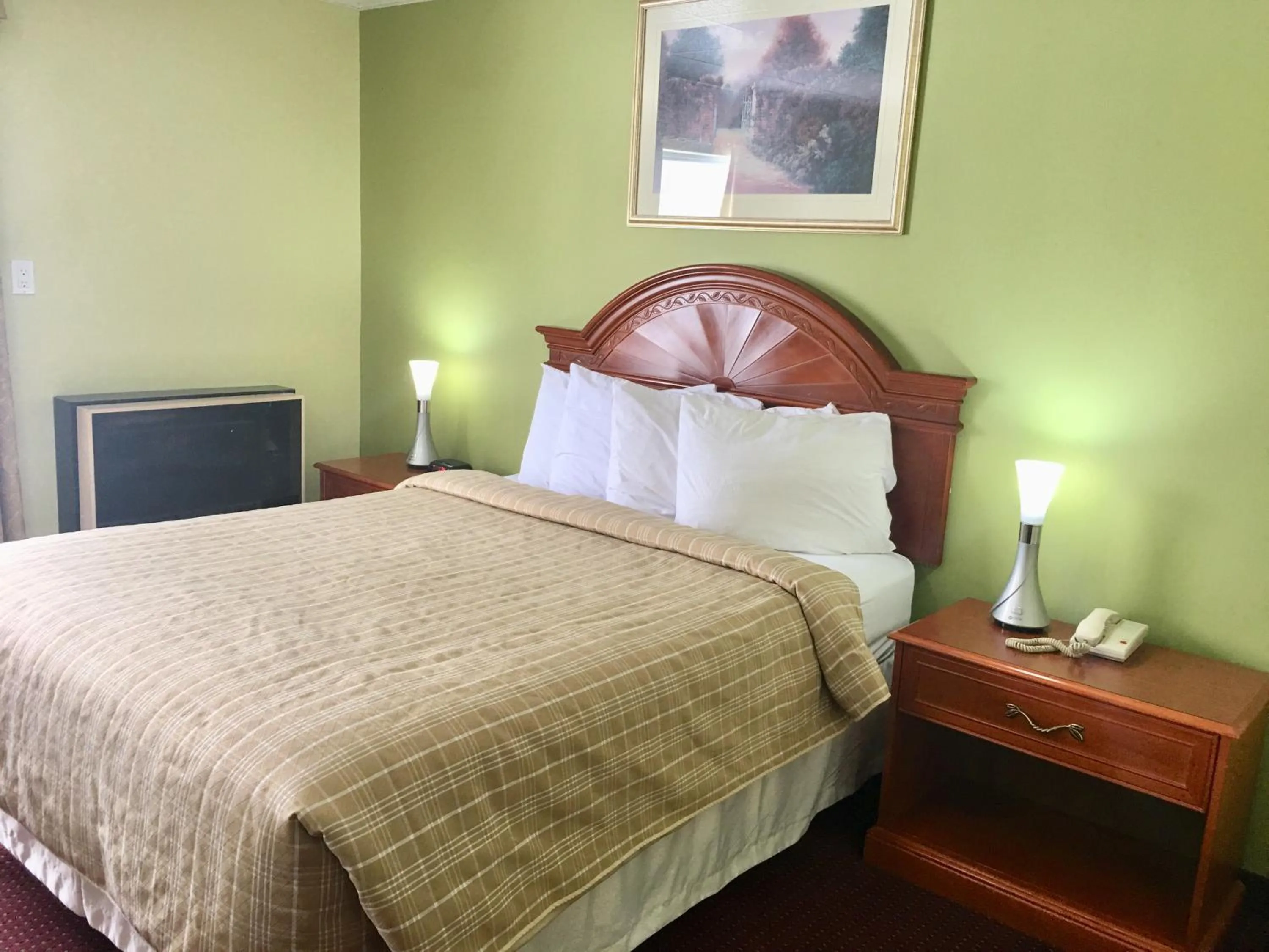 Bed in Valley Inn Motel