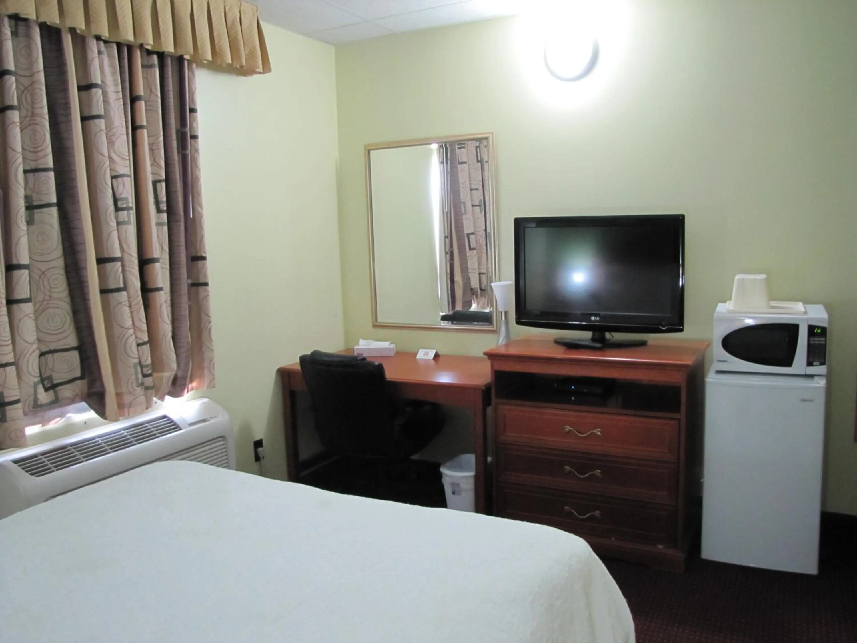 Bed in Valley Inn Motel