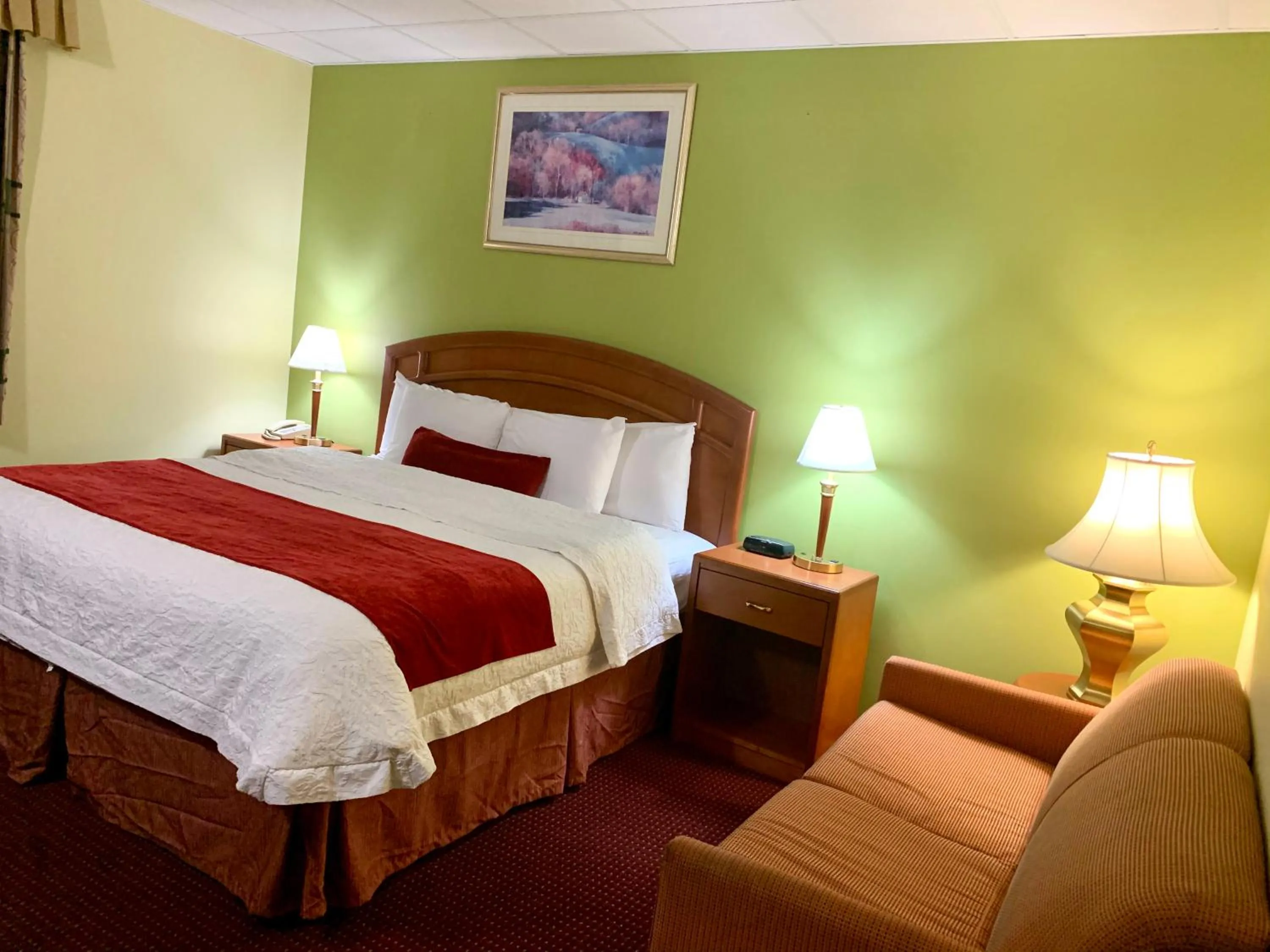 Bed in Valley Inn Motel