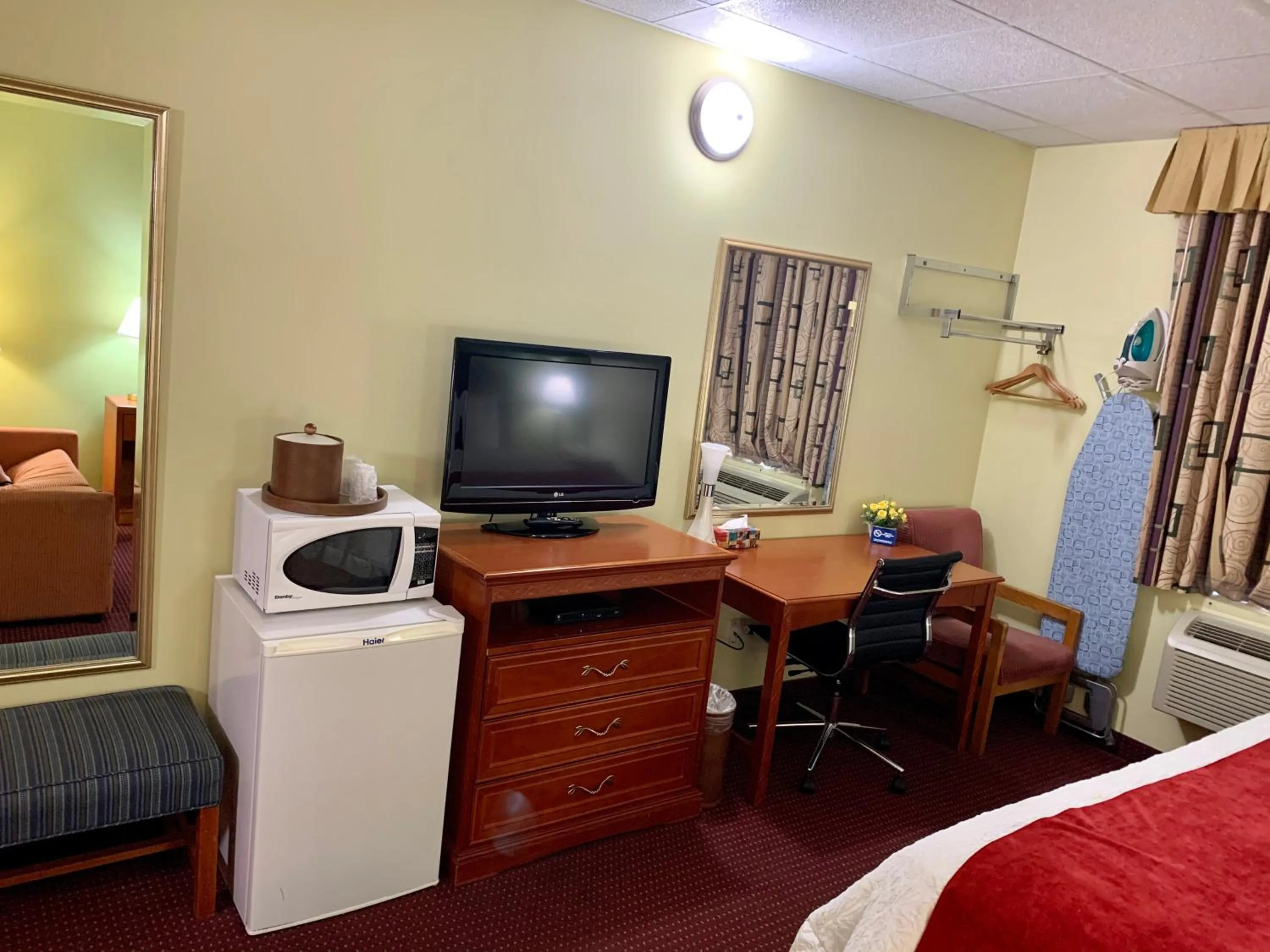 Bed in Valley Inn Motel