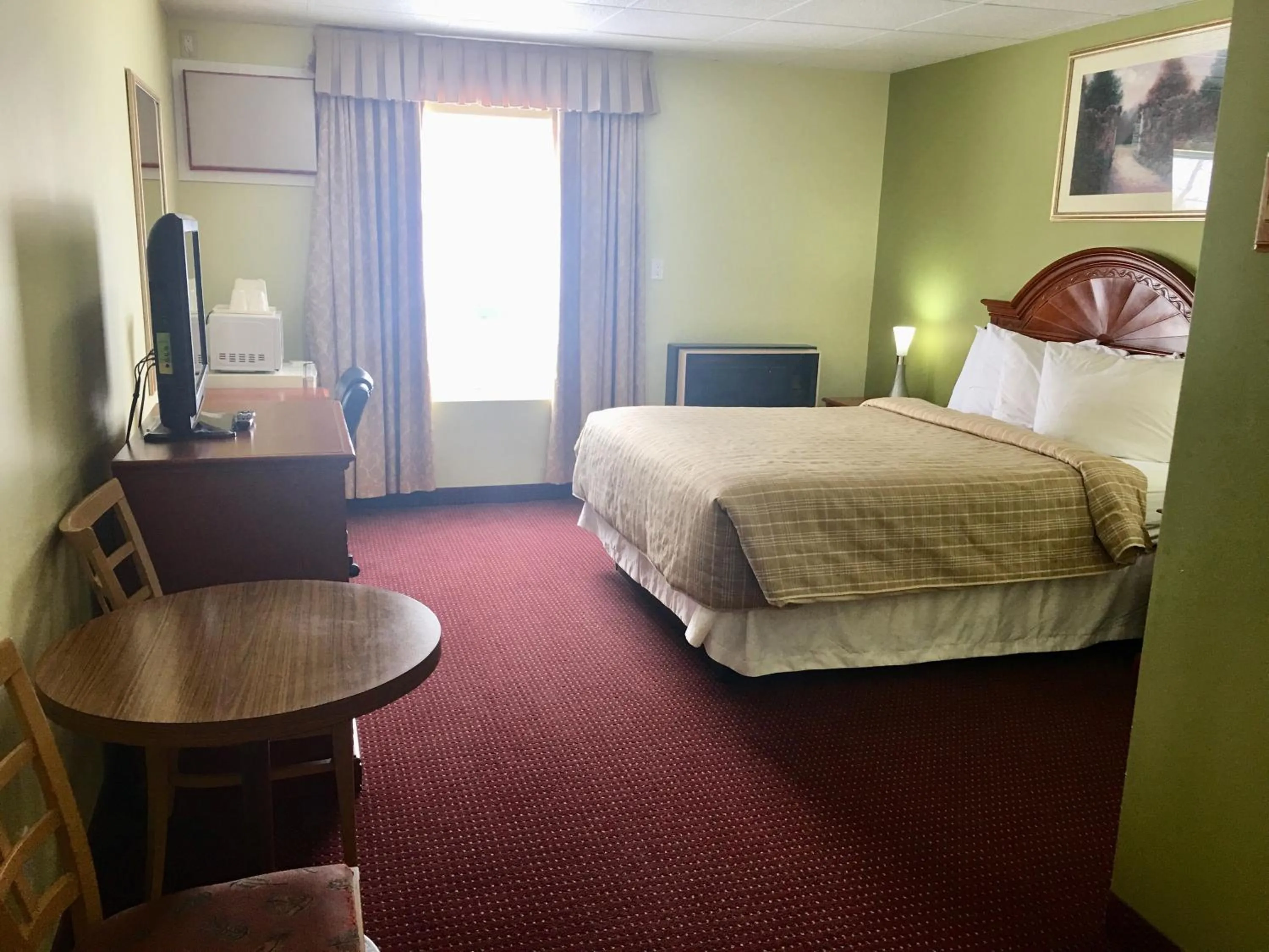 Bed in Valley Inn Motel