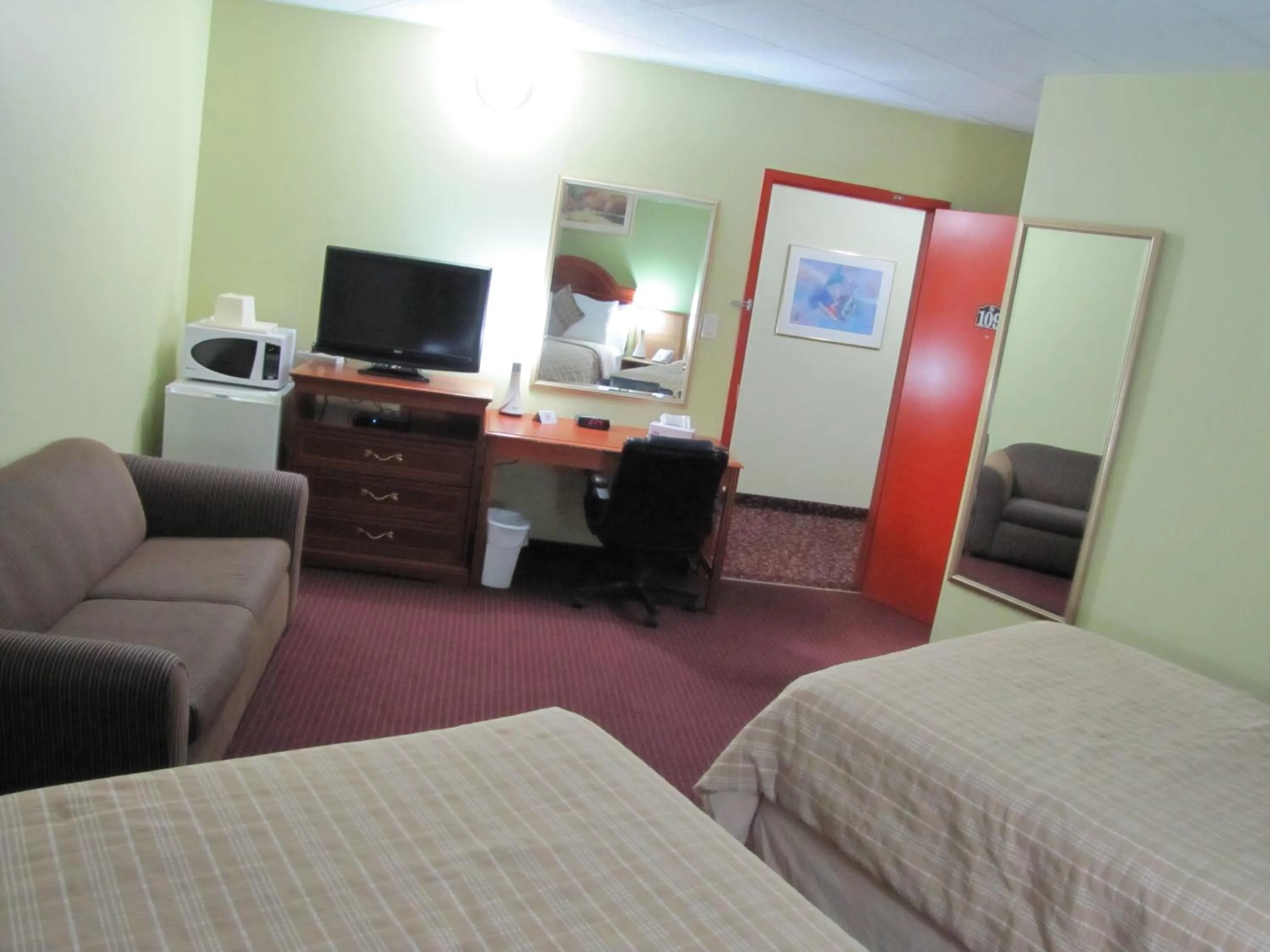 Bed in Valley Inn Motel