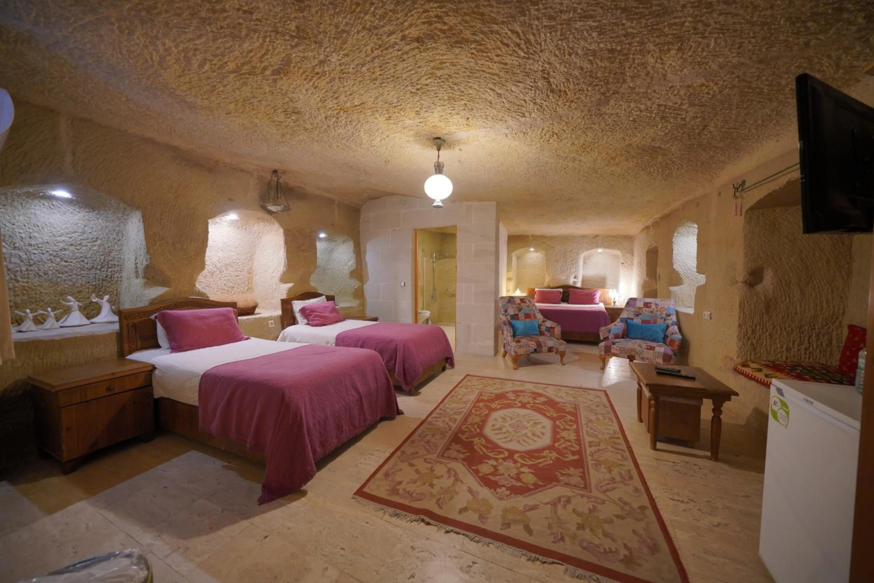 Photo of the whole room, Bed in Salkım Cave House