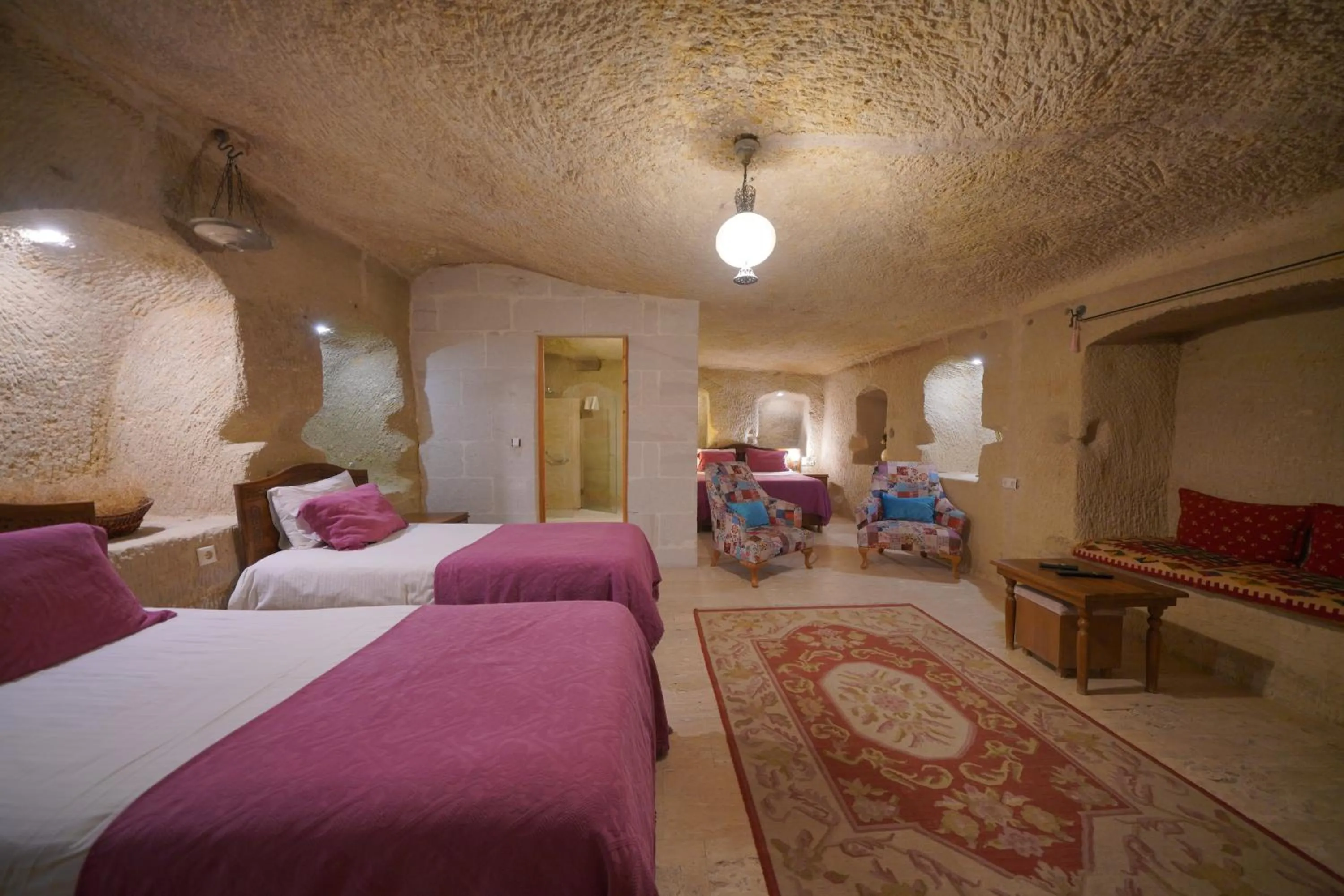 Photo of the whole room, Bed in Salkım Cave House