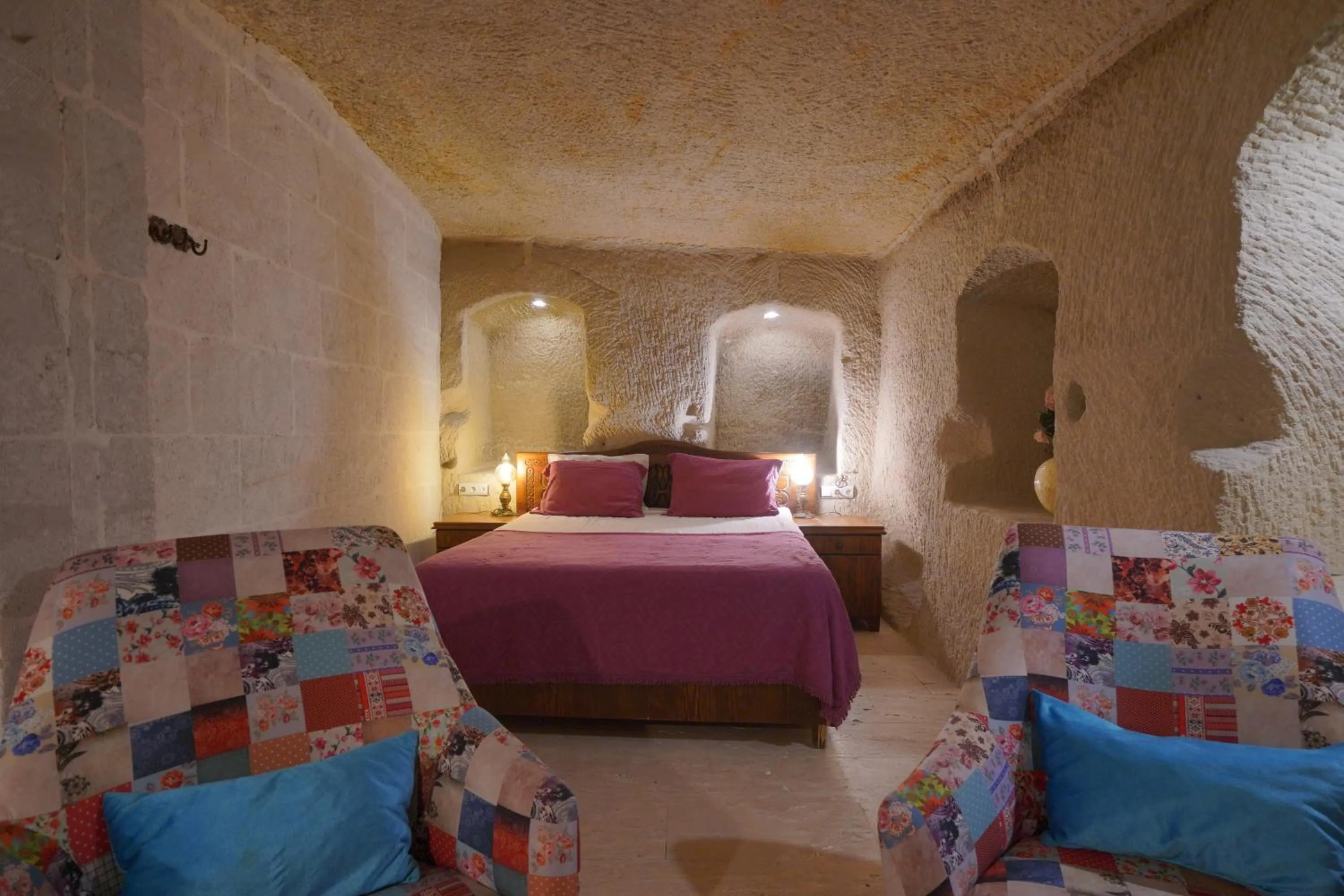 Photo of the whole room, Bed in Salkım Cave House