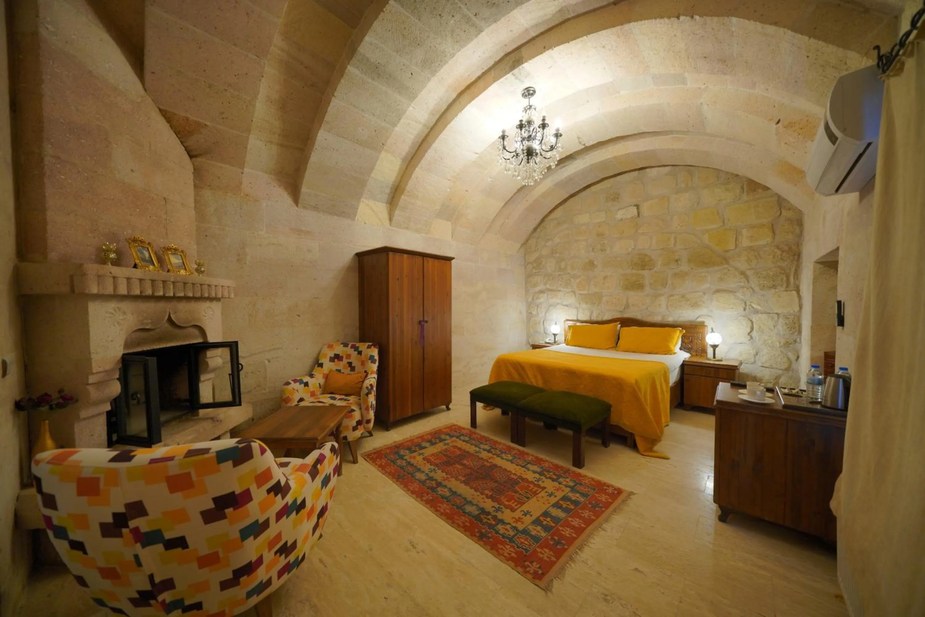 Photo of the whole room, Bed in Salkım Cave House