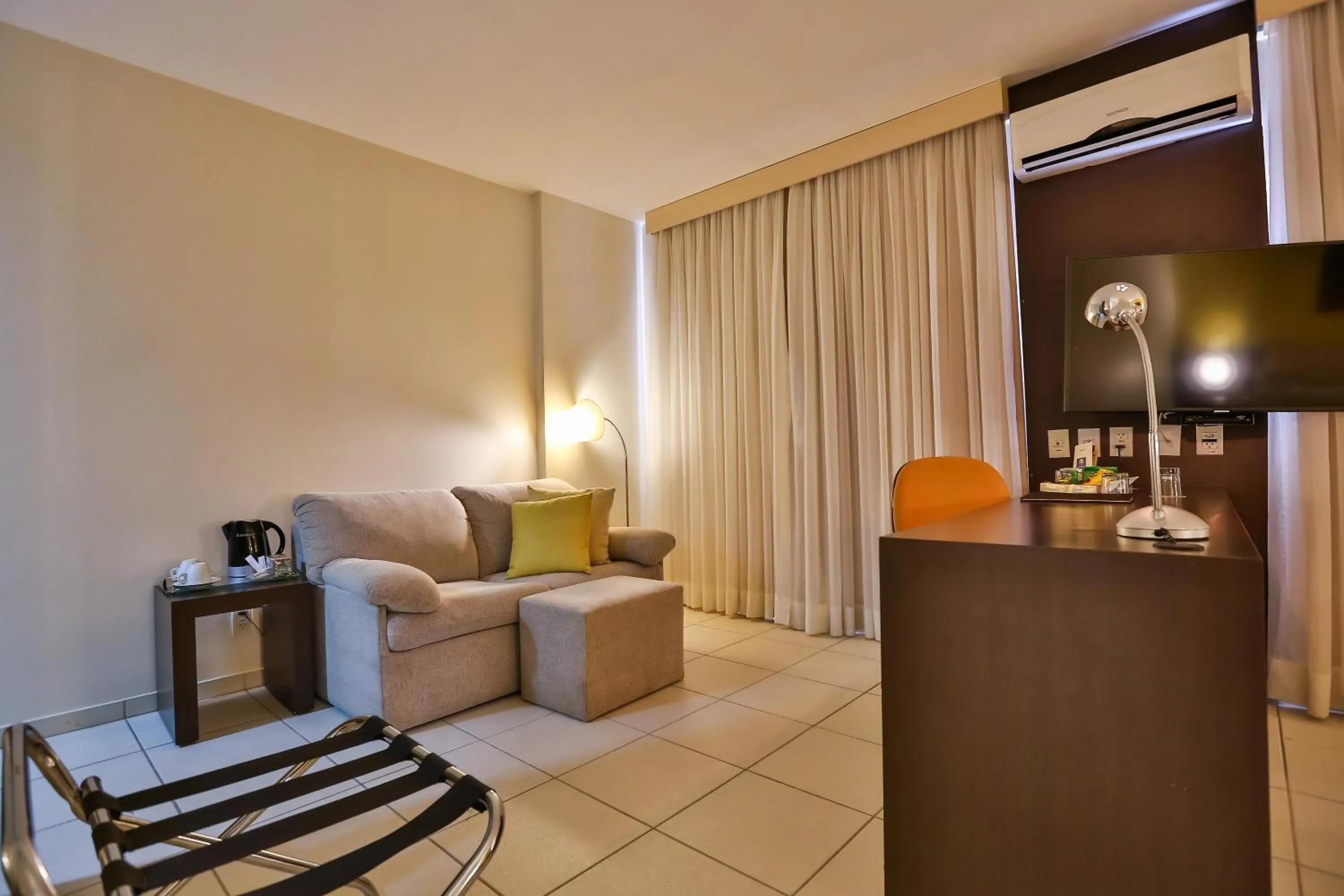 Seating area in Comfort Hotel Goiânia