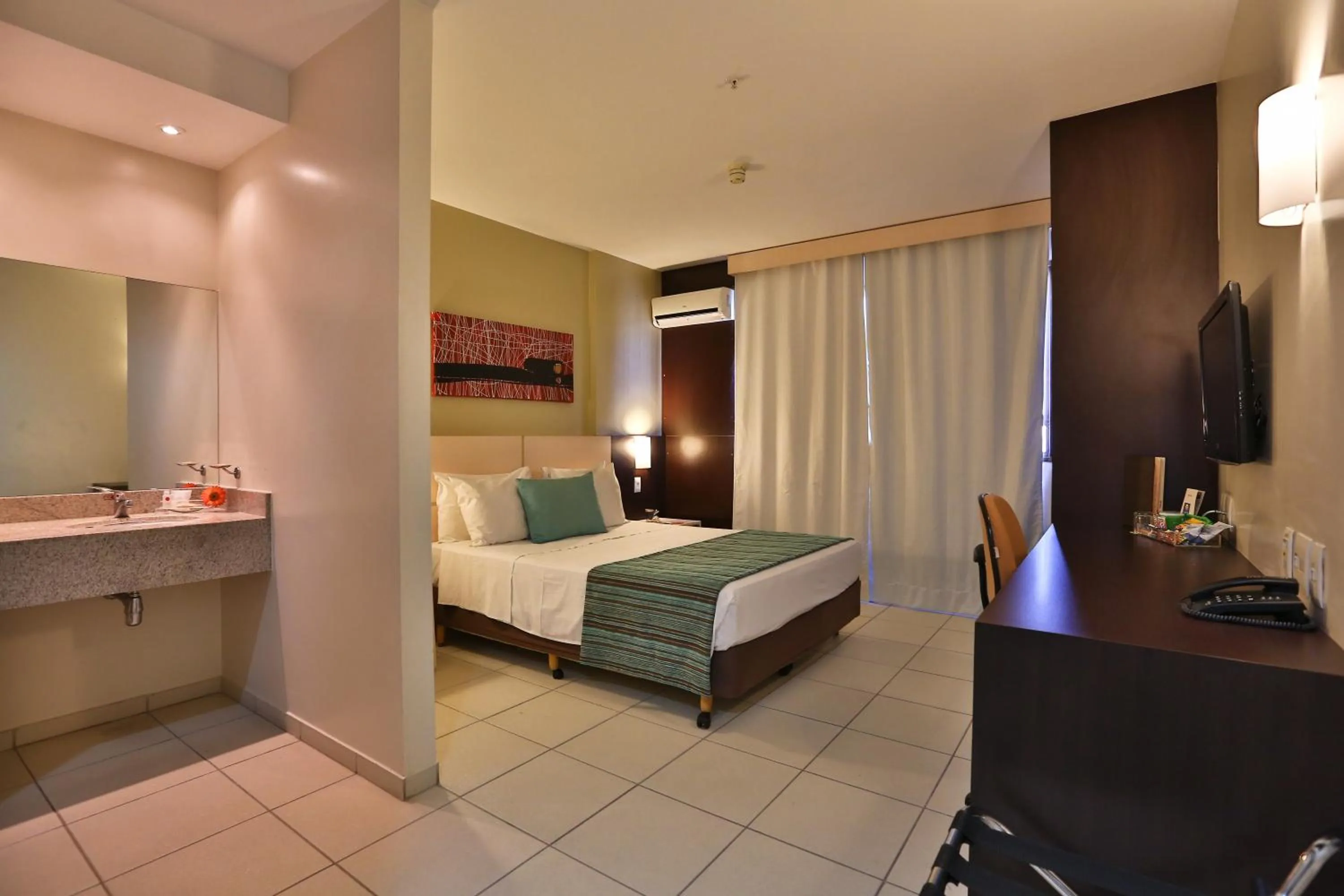 Photo of the whole room, Bed in Comfort Hotel Goiânia