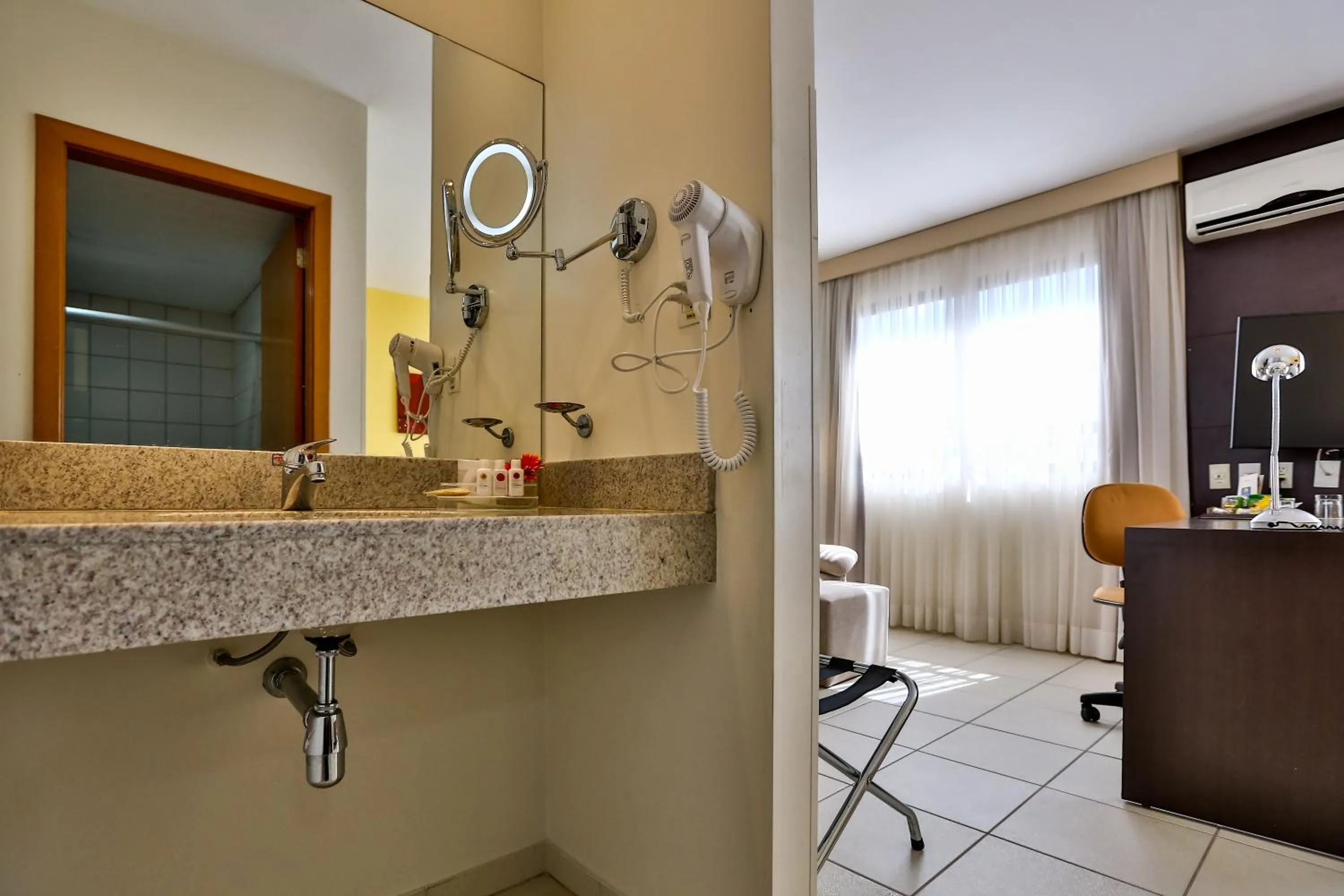 Bathroom in Comfort Hotel Goiânia