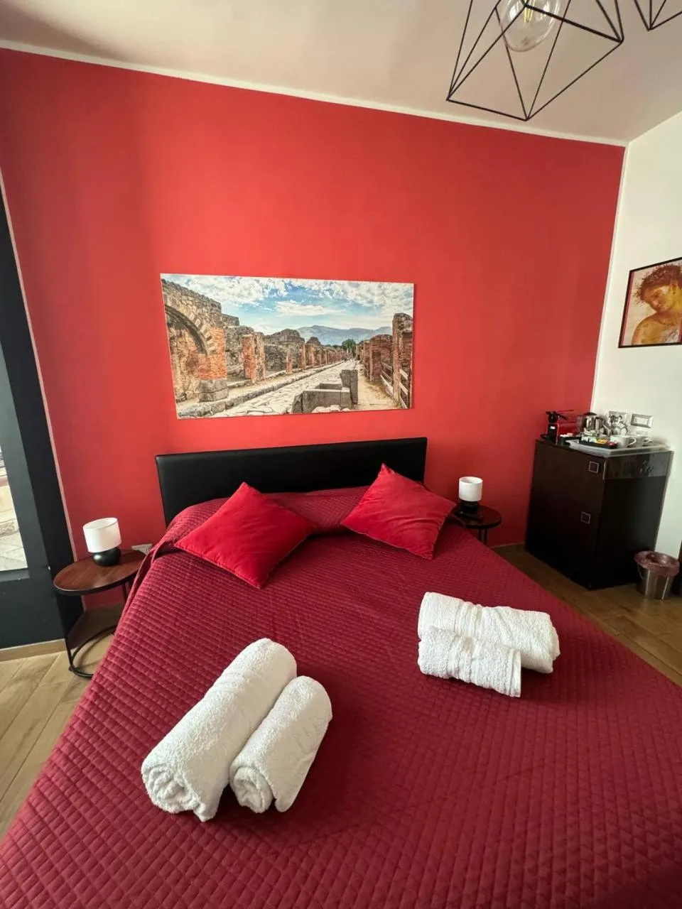 Bedroom, Bed in Pompei Centrum