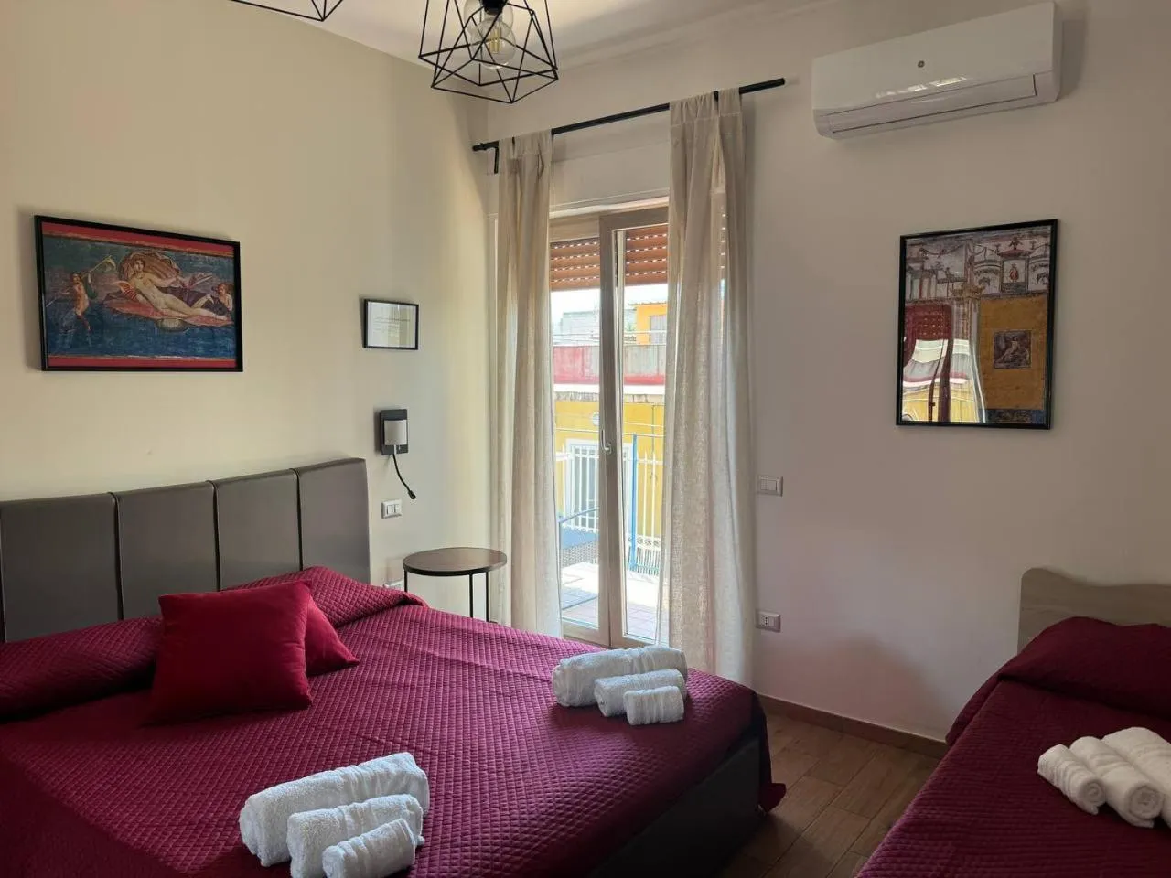 Bedroom, Bed in Pompei Centrum