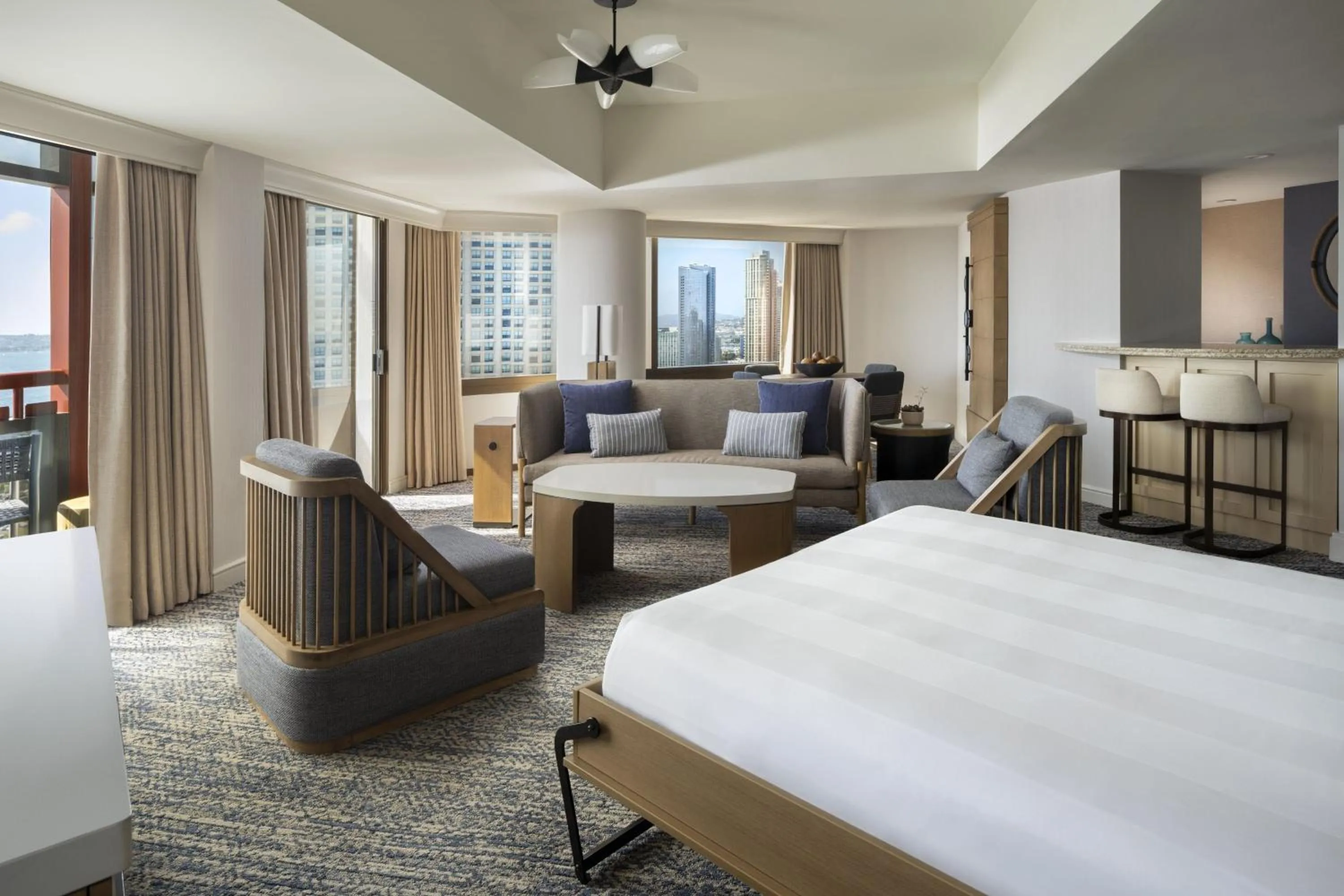 Living room, Bed in Marriott Marquis San Diego Marina