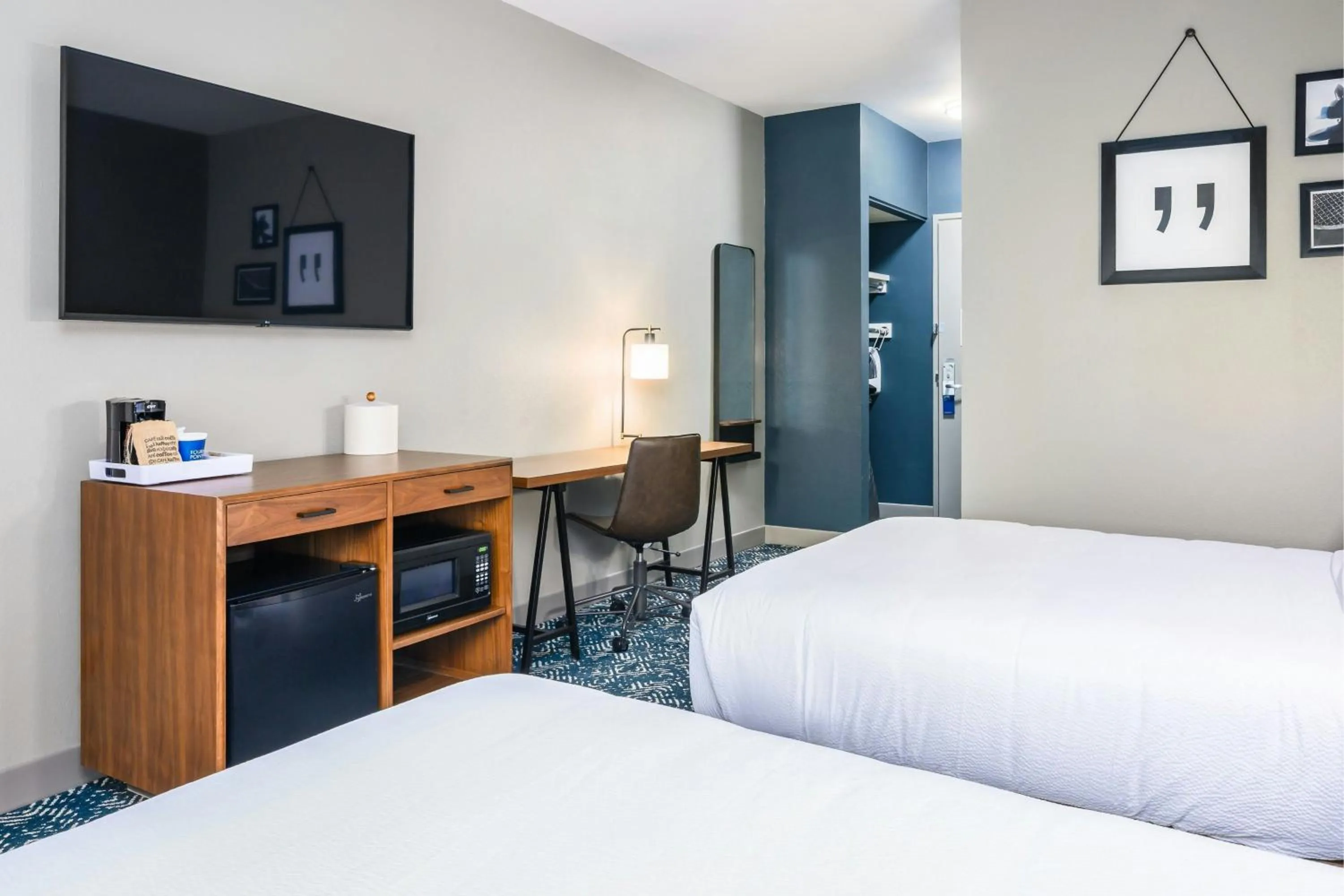 Photo of the whole room, Bed in Four Points by Sheraton Bedford Manchester Airport