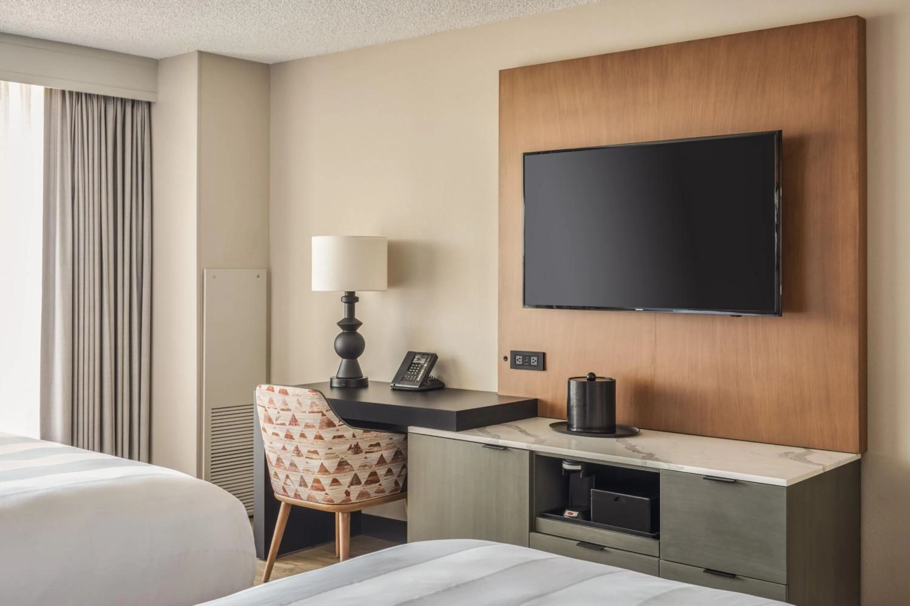 Photo of the whole room, Bed in San Diego Marriott Mission Valley