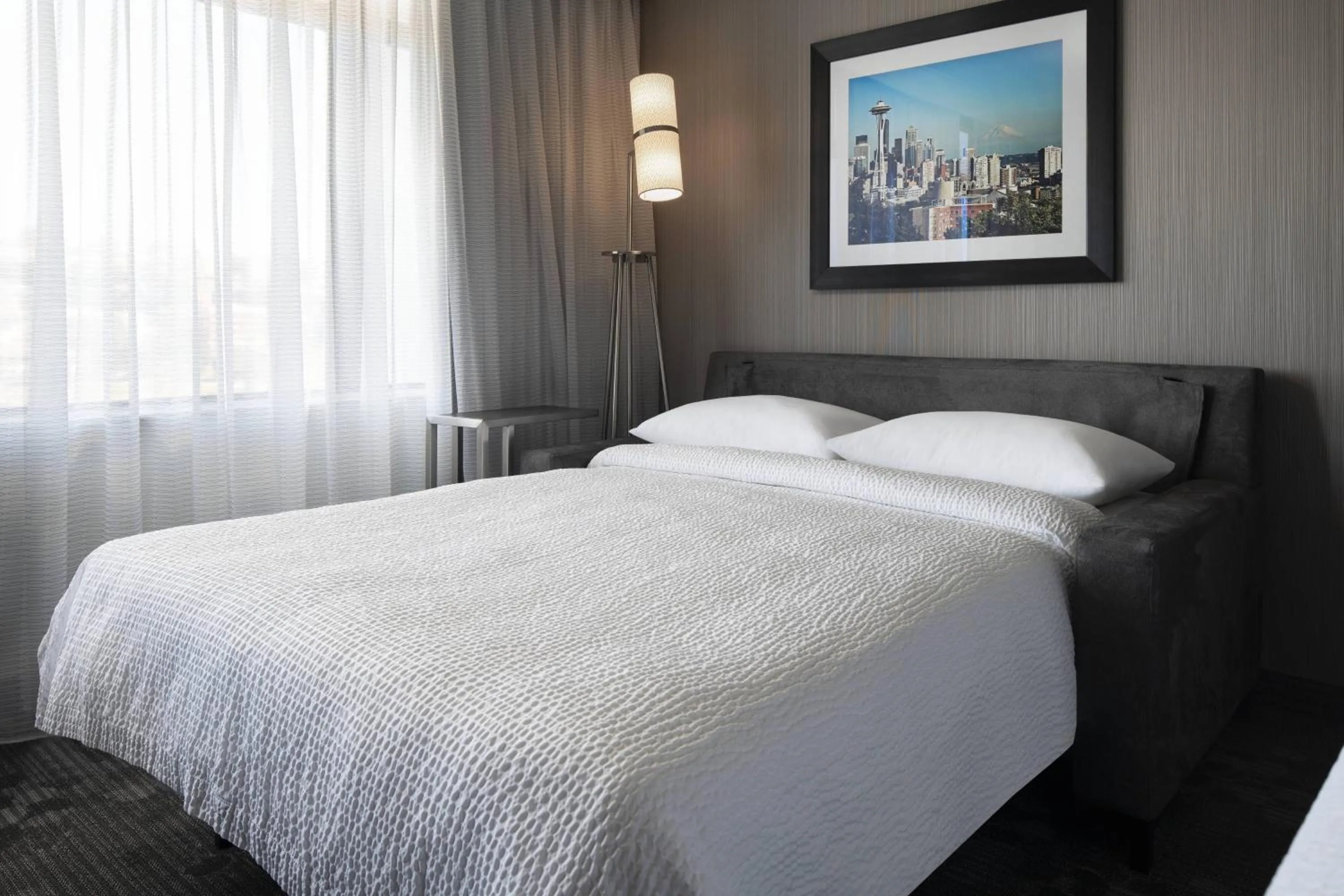 Photo of the whole room, Bed in Courtyard Seattle Downtown/Lake Union