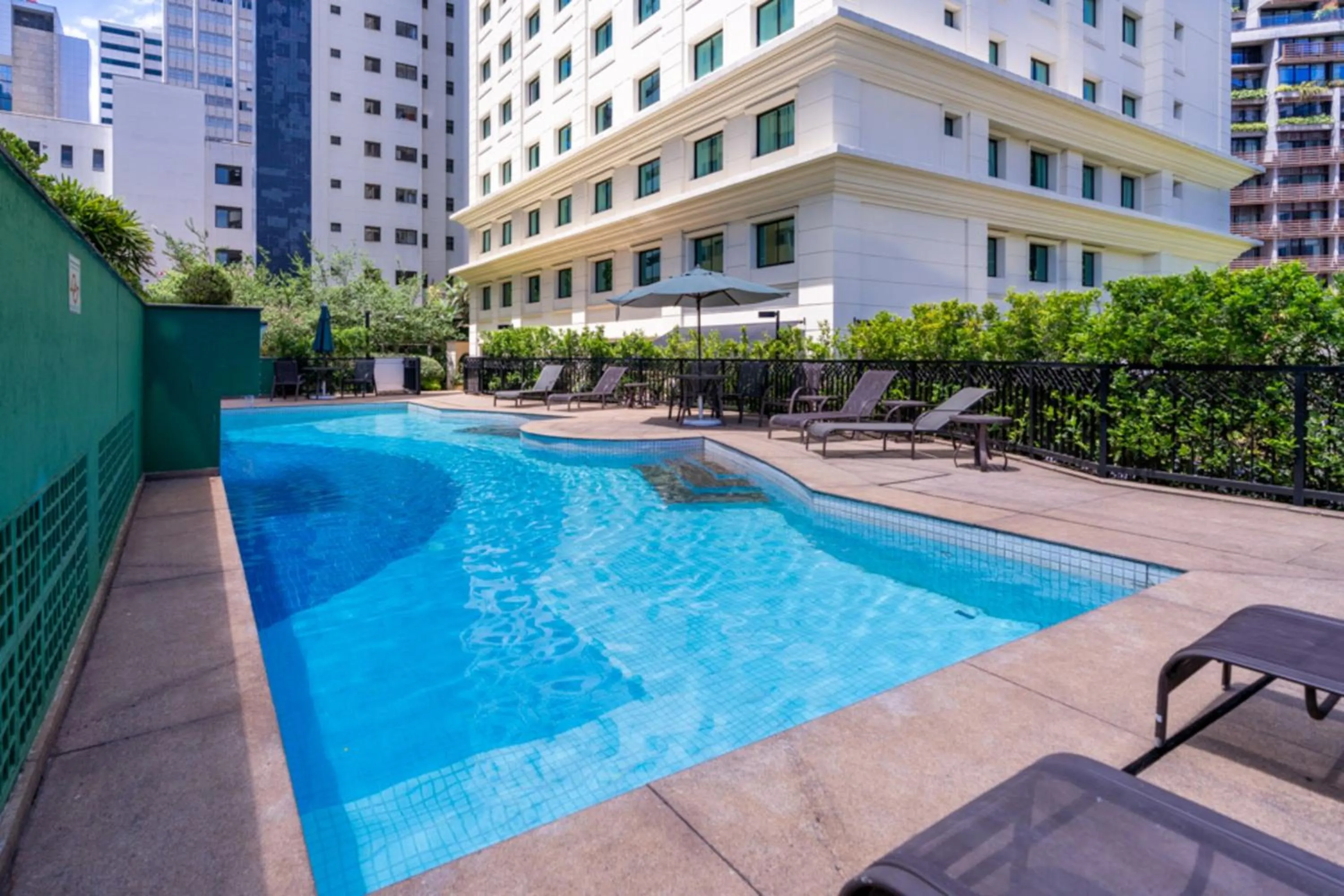 Swimming pool in Intercity Pamplona - The Universe Paulista