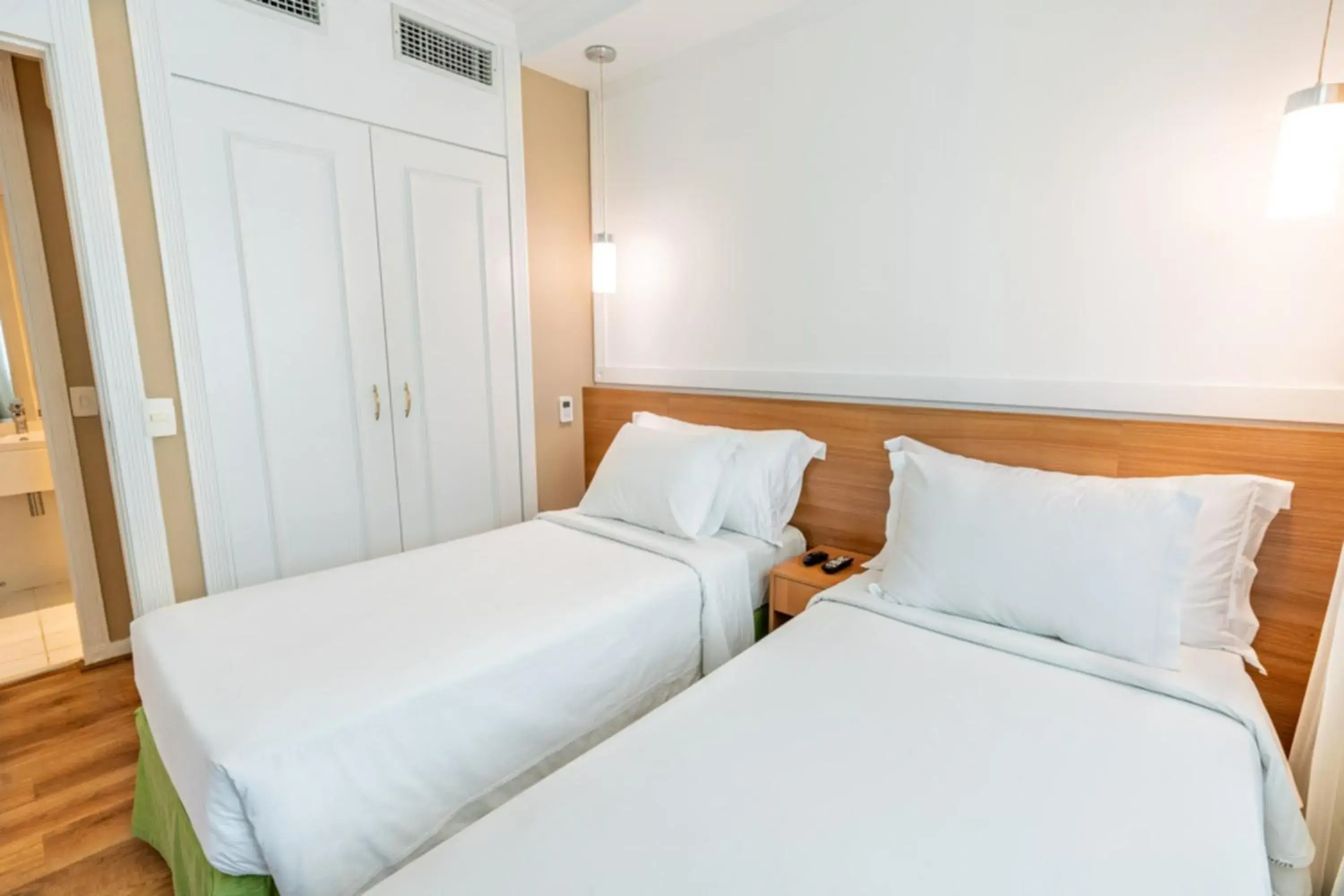 Standard Twin Room - single occupancy - 2 Single Beds and 1 Sofa Bed in Intercity Pamplona - The Universe Paulista Standard Twin Room - single occupancy - 2 Single Beds and 1 Sofa Bed in Intercity Pamplona - The Universe Paulista