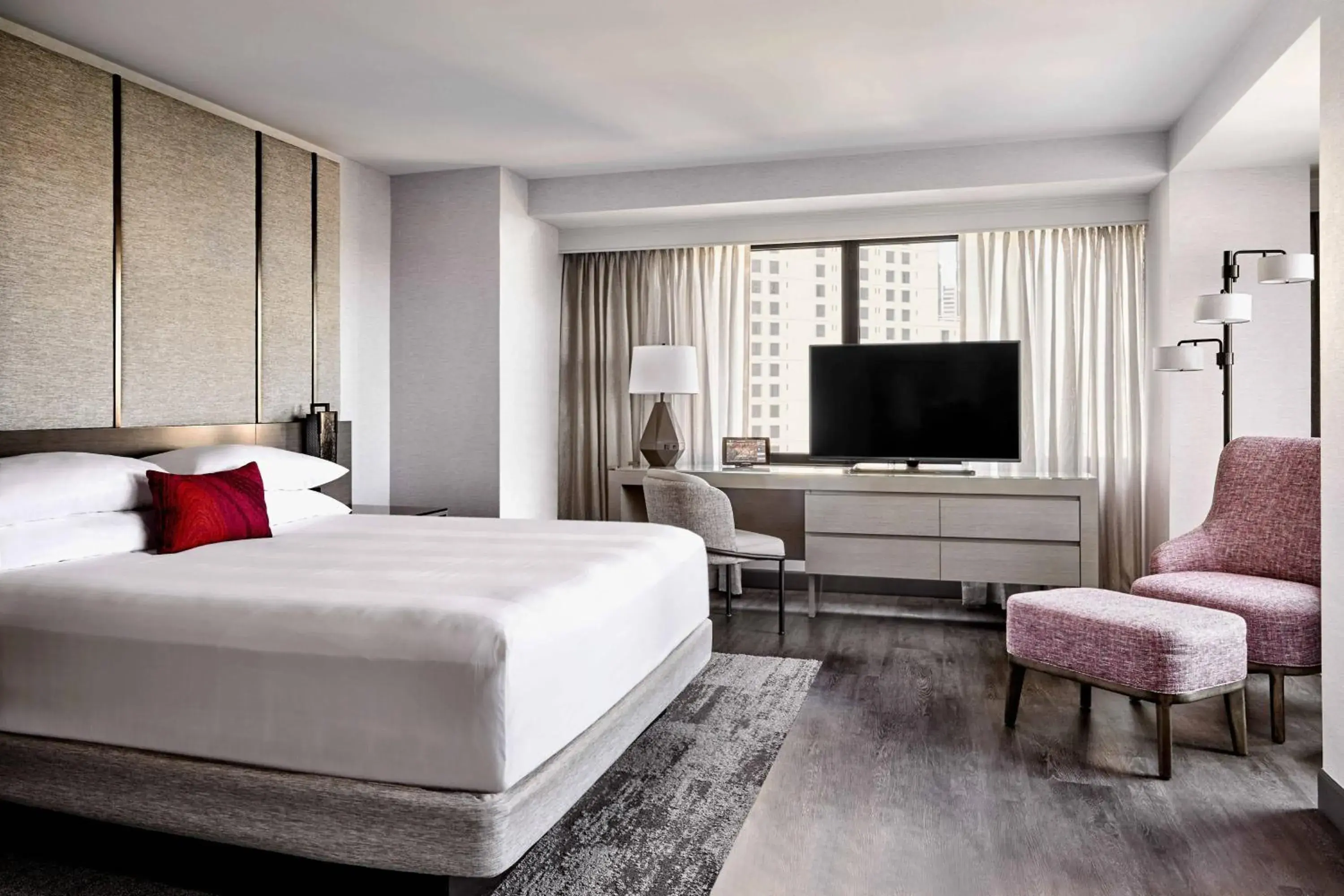 Deluxe Corner King Room with City View in San Francisco Marriott Marquis Union Square Deluxe Corner King Room with City View in San Francisco Marriott Marquis Union Square