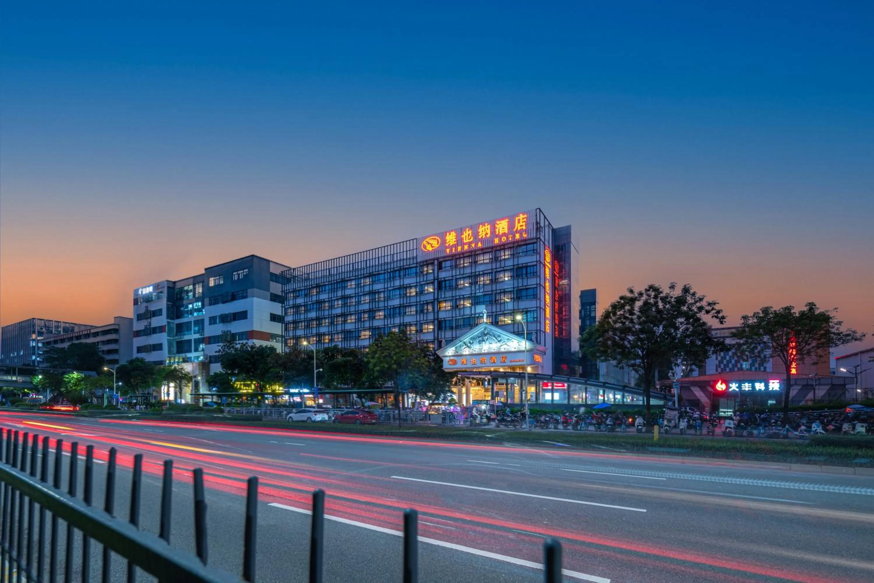 Property building in Vienna Hotel Shenzhen Fuyong Subway Station