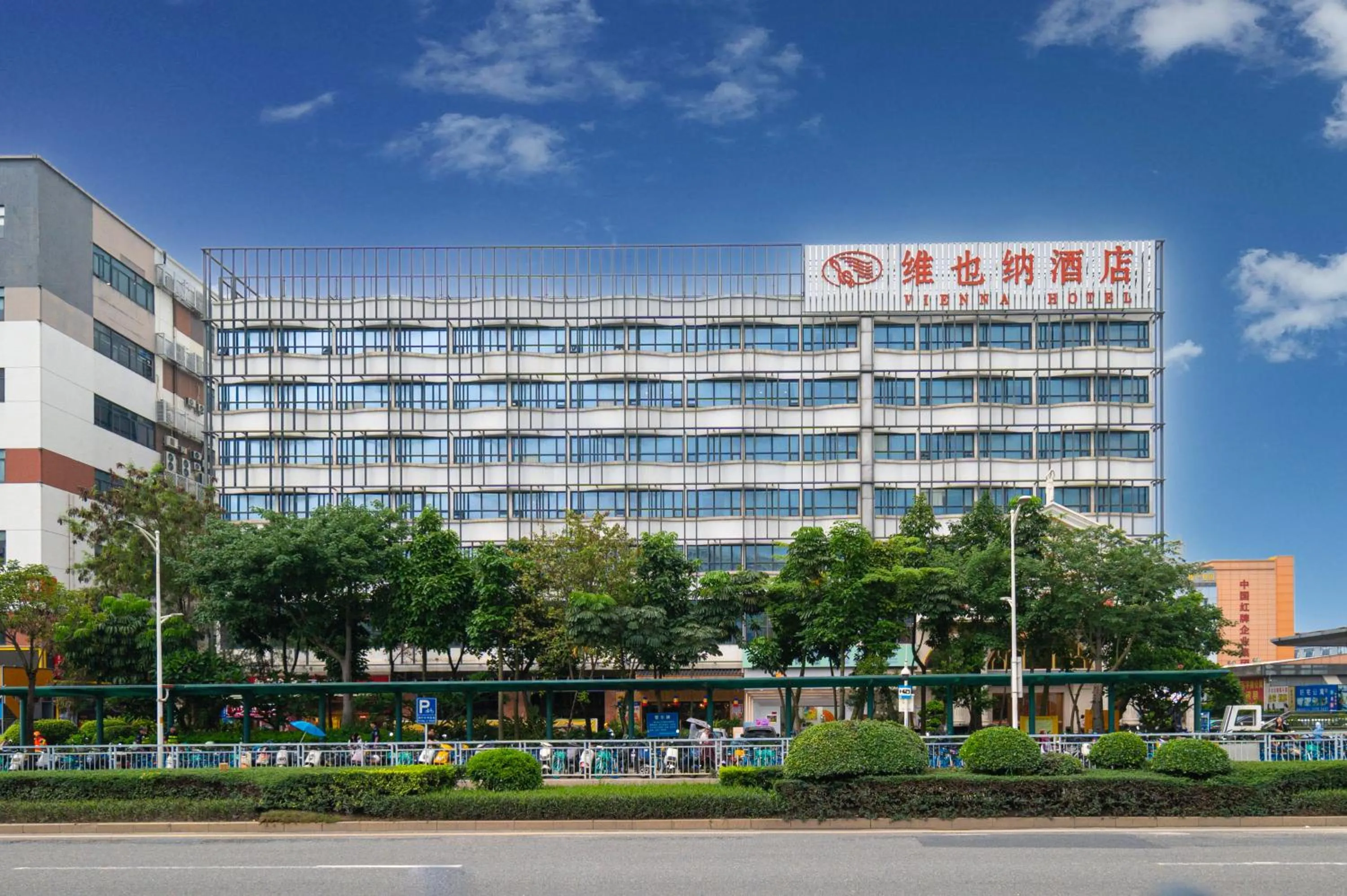 Property building in Vienna Hotel Shenzhen Fuyong Subway Station