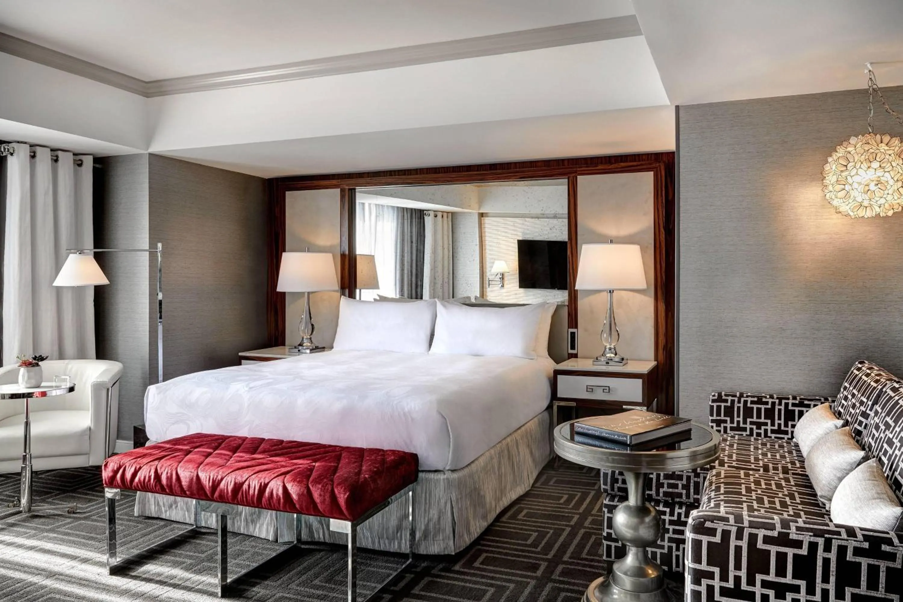 Photo of the whole room, Bed in JW Marriott San Francisco Union Square