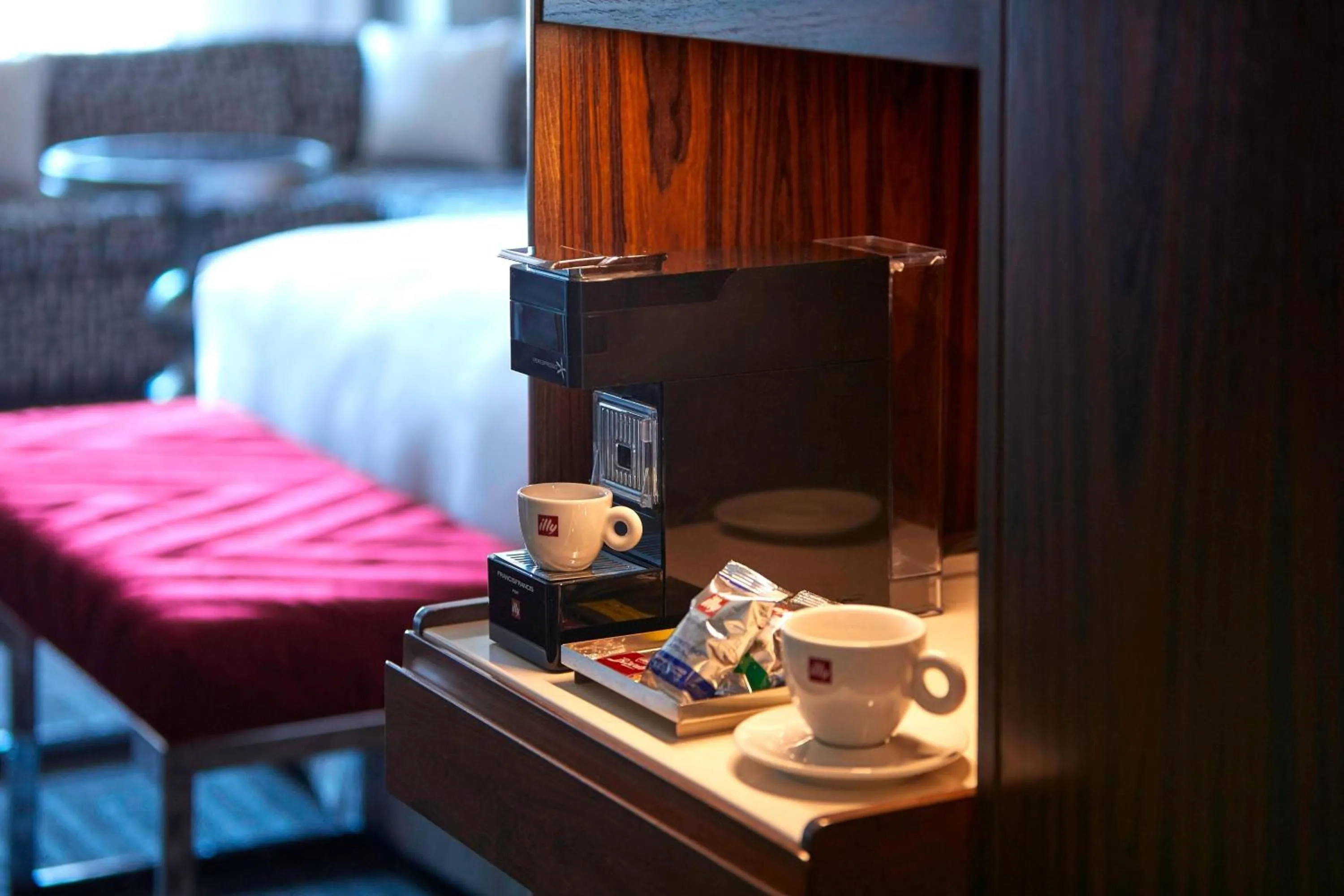 Photo of the whole room, Bed in JW Marriott San Francisco Union Square