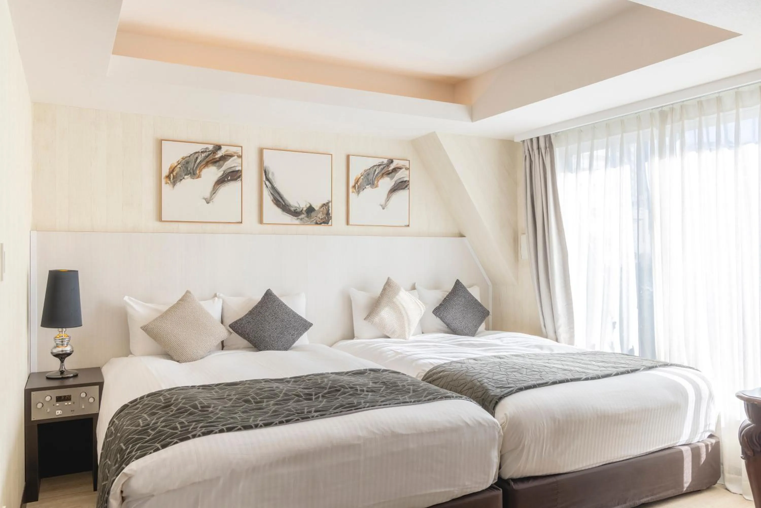 Photo of the whole room, Bed in The Centurion Classic Akasaka