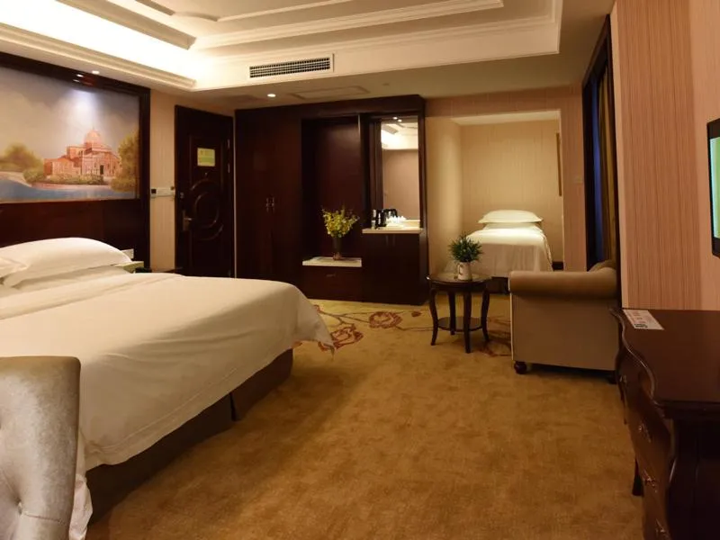 Bed in Vienna Hotel Loudi Chunyuan Pedestrian Street