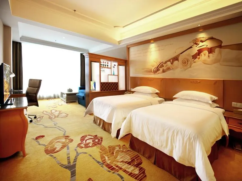Bed in Vienna International Hotel Guangzhou Changlong Qifu Xincun