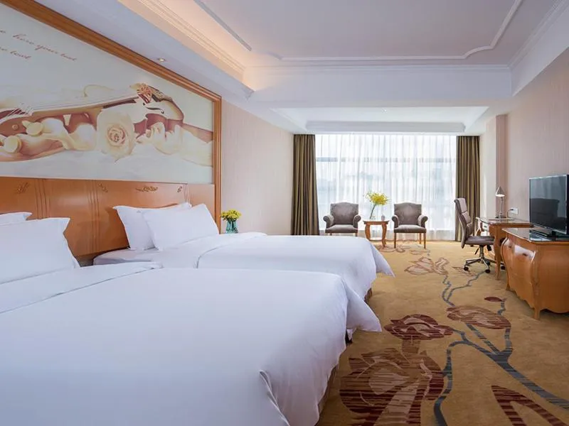Bed in Vienna International Hotel Guangzhou Changlong Qifu Xincun