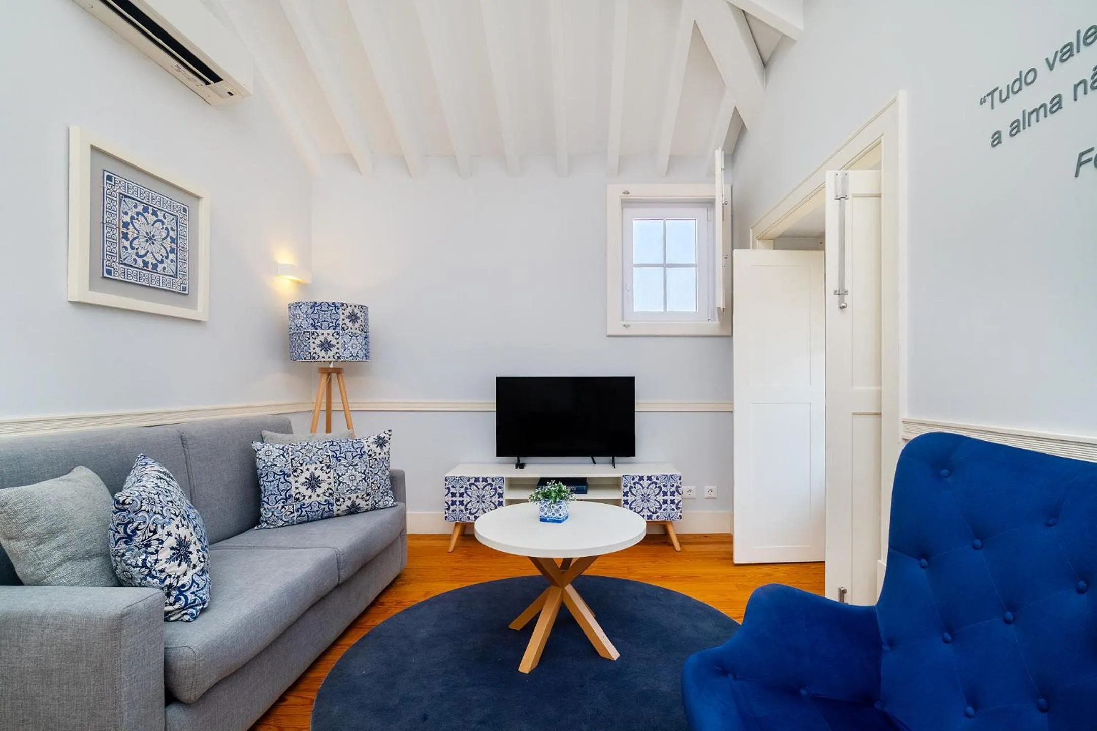 TV and multimedia in Villa Baixa - Lisbon Luxury Apartments