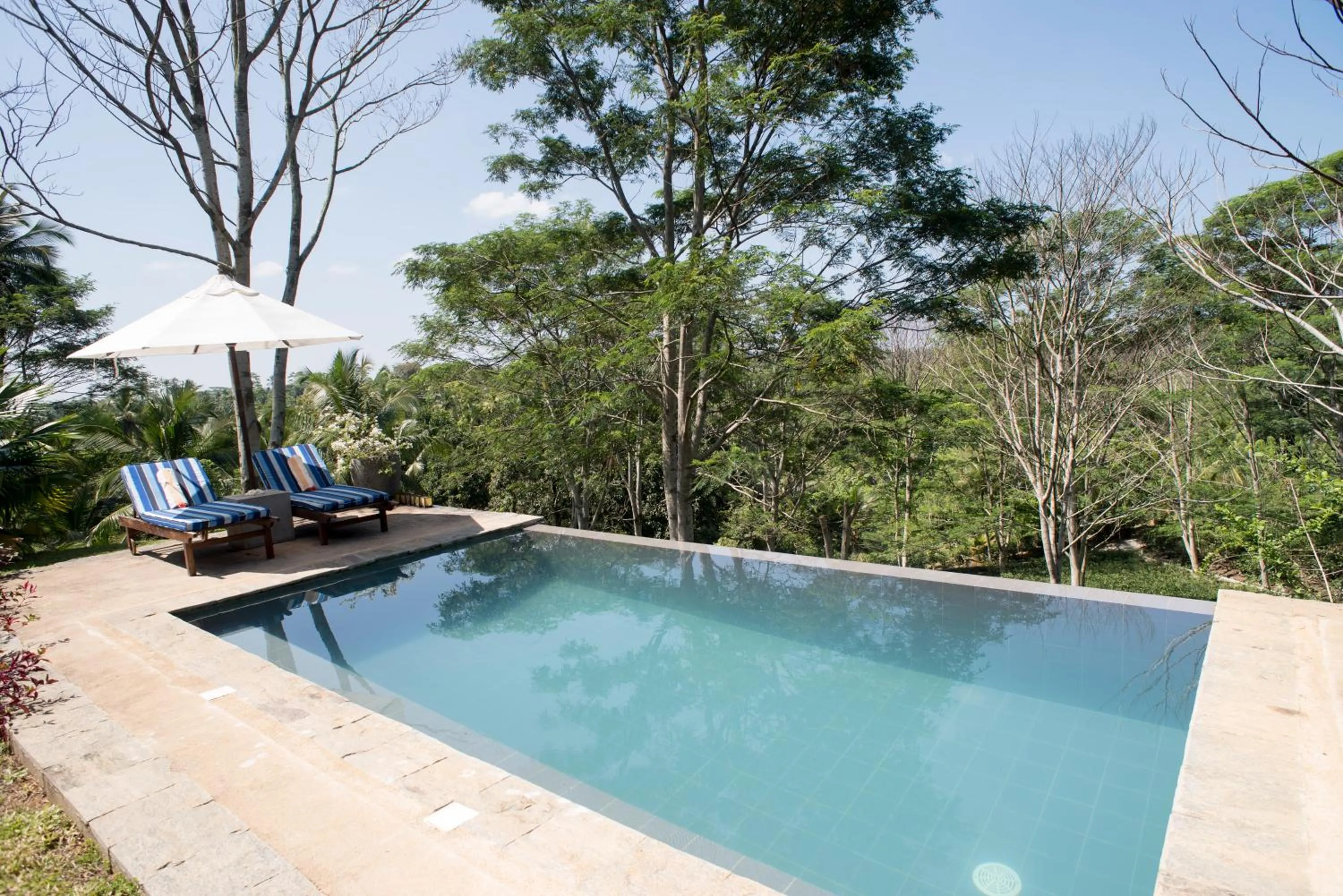 Swimming pool in Kahanda Kanda