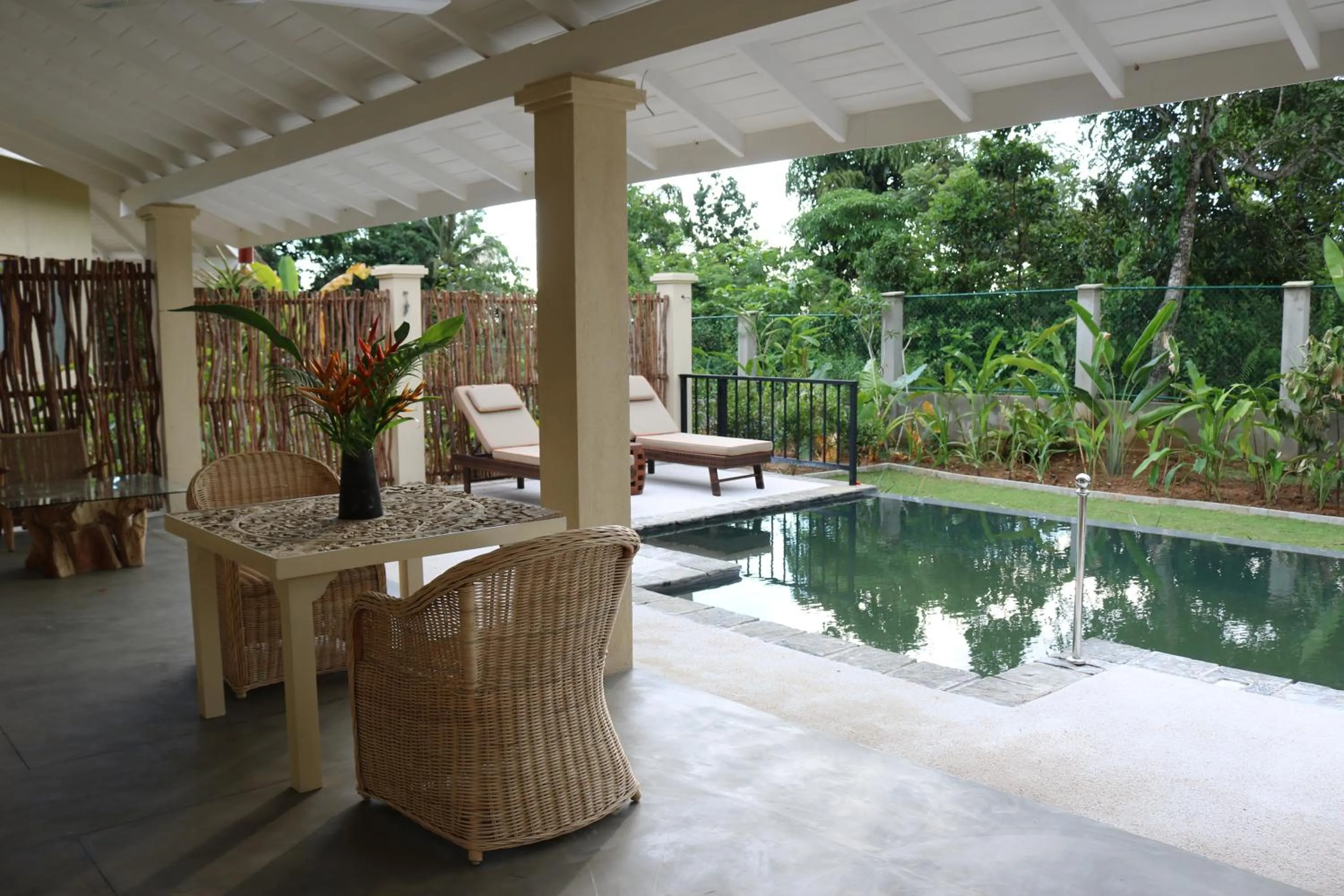 Swimming pool in Kahanda Kanda