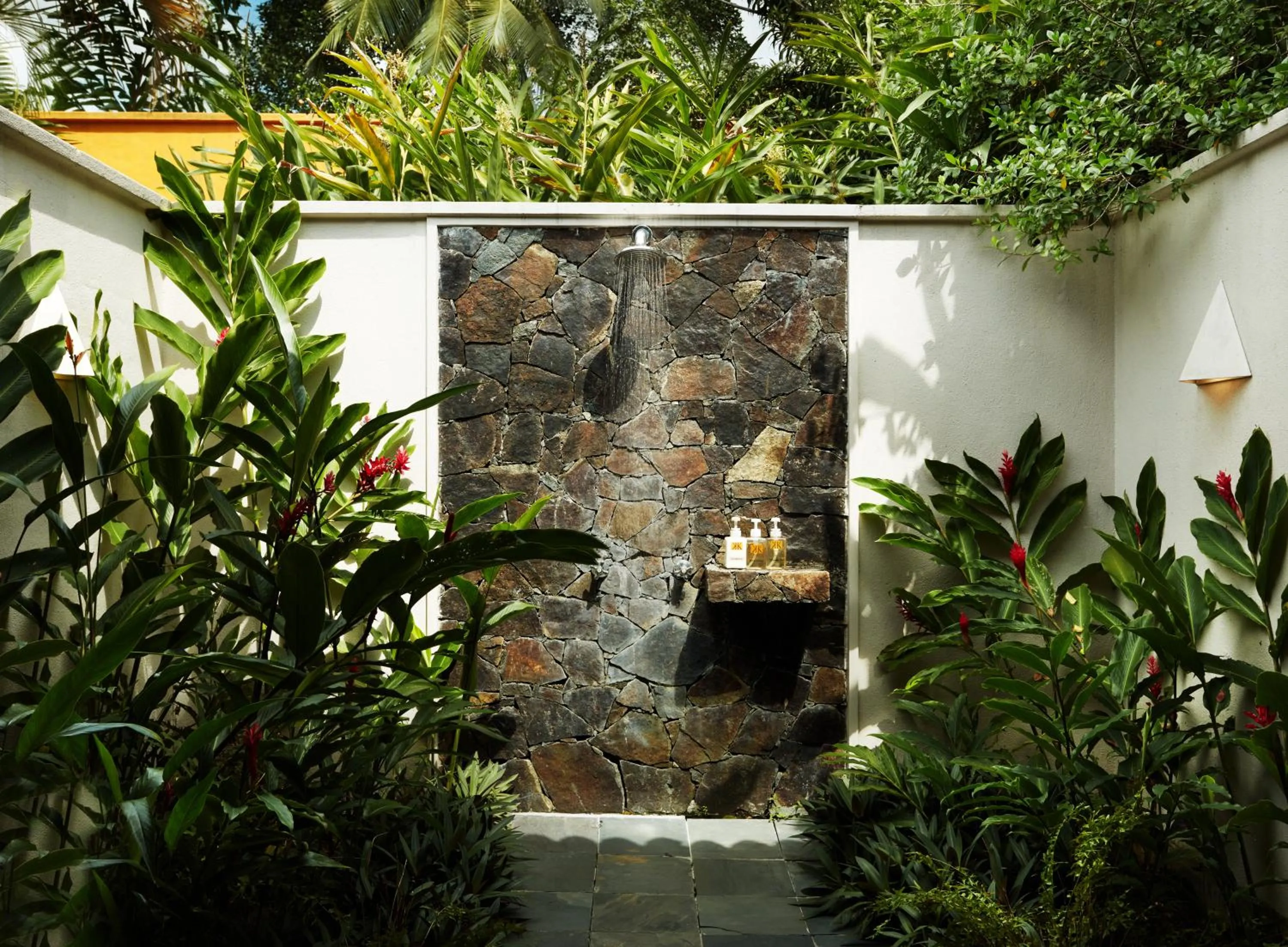 Shower in Kahanda Kanda