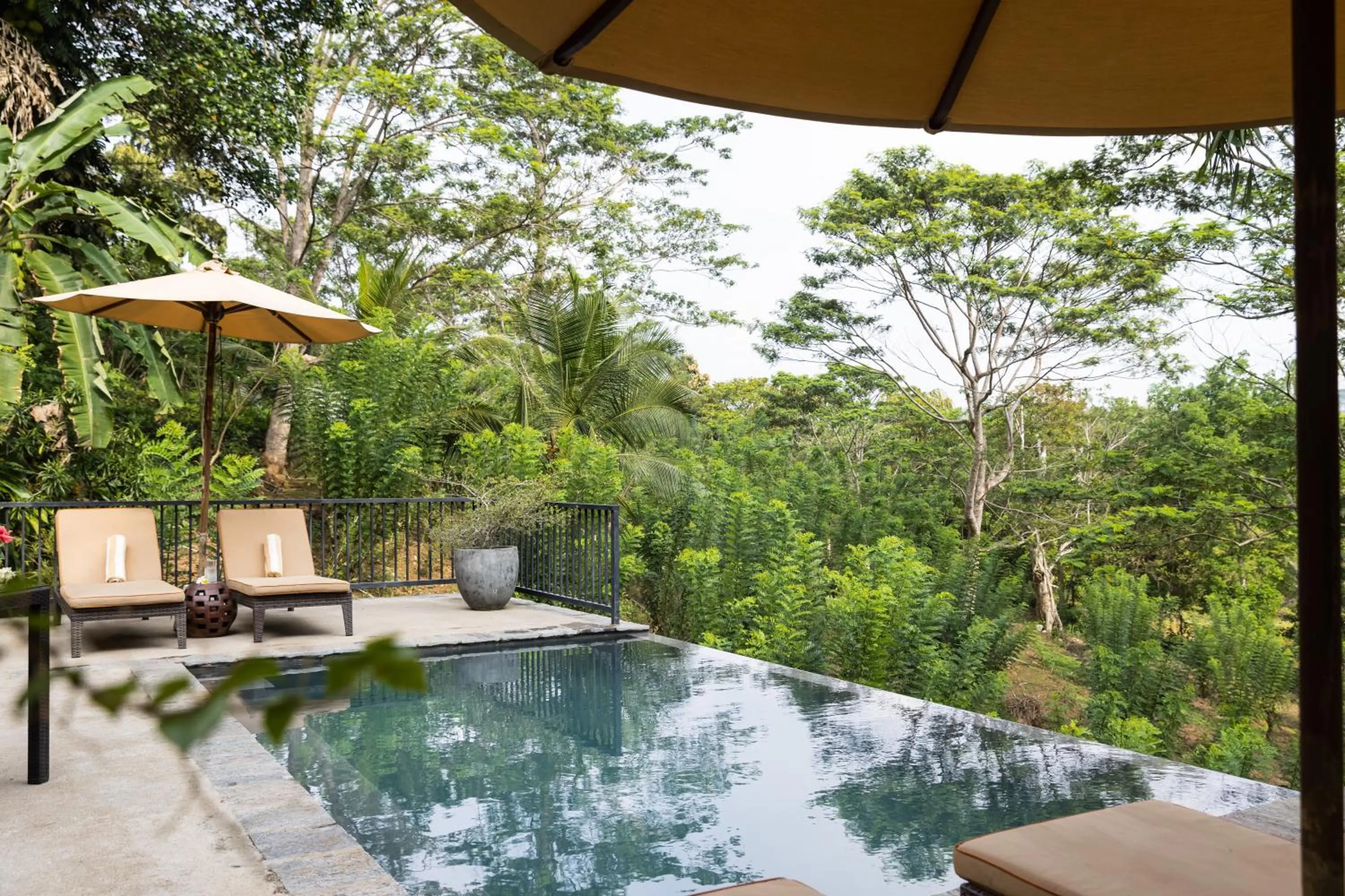 Swimming pool in Kahanda Kanda