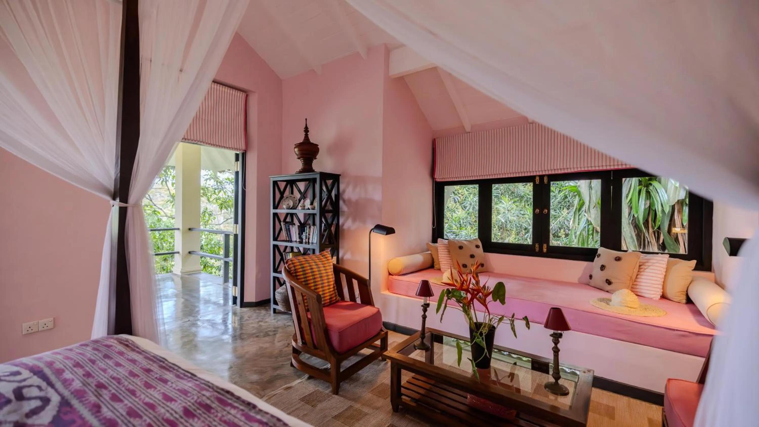 Seating area, Bed in Kahanda Kanda