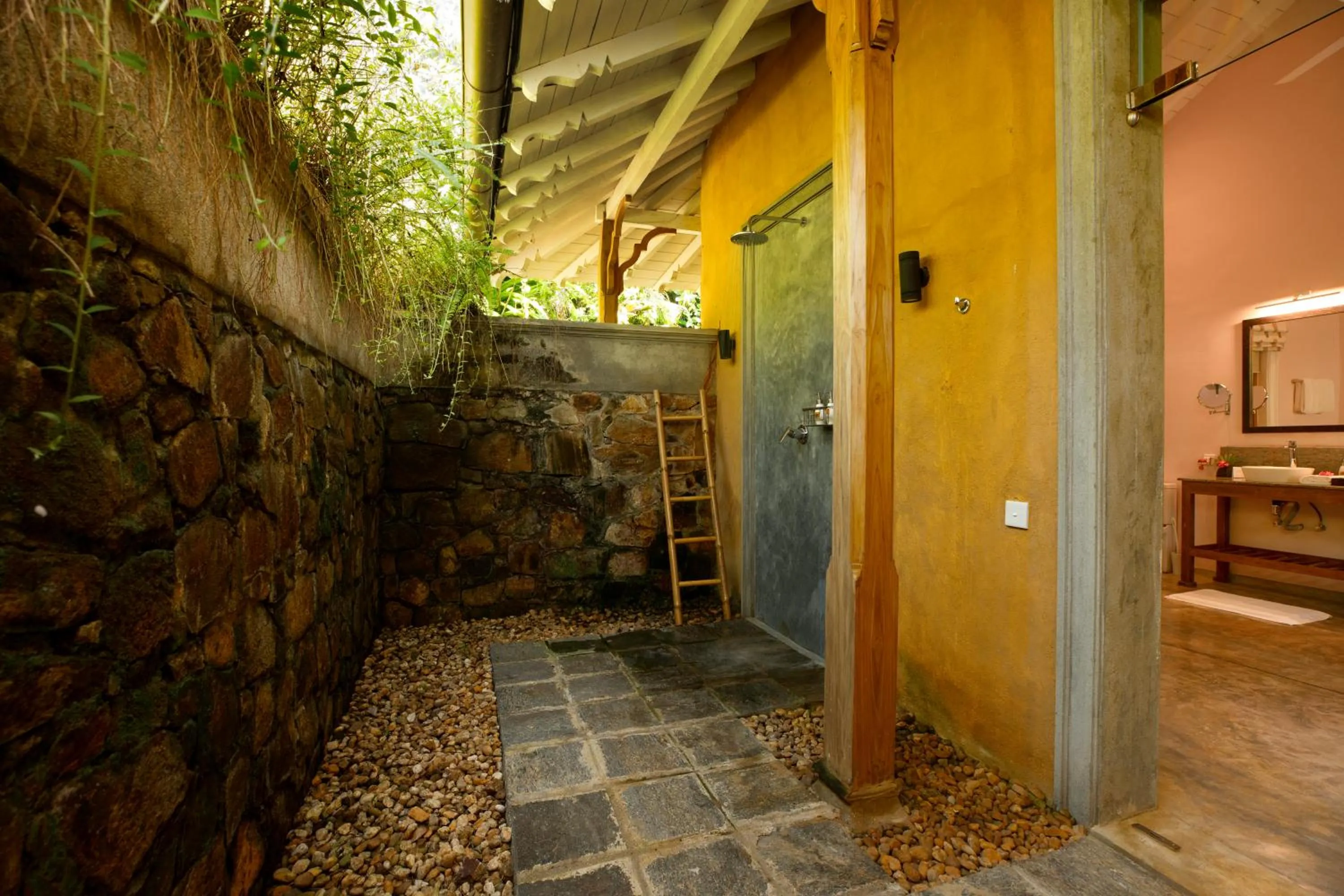 Shower in Kahanda Kanda